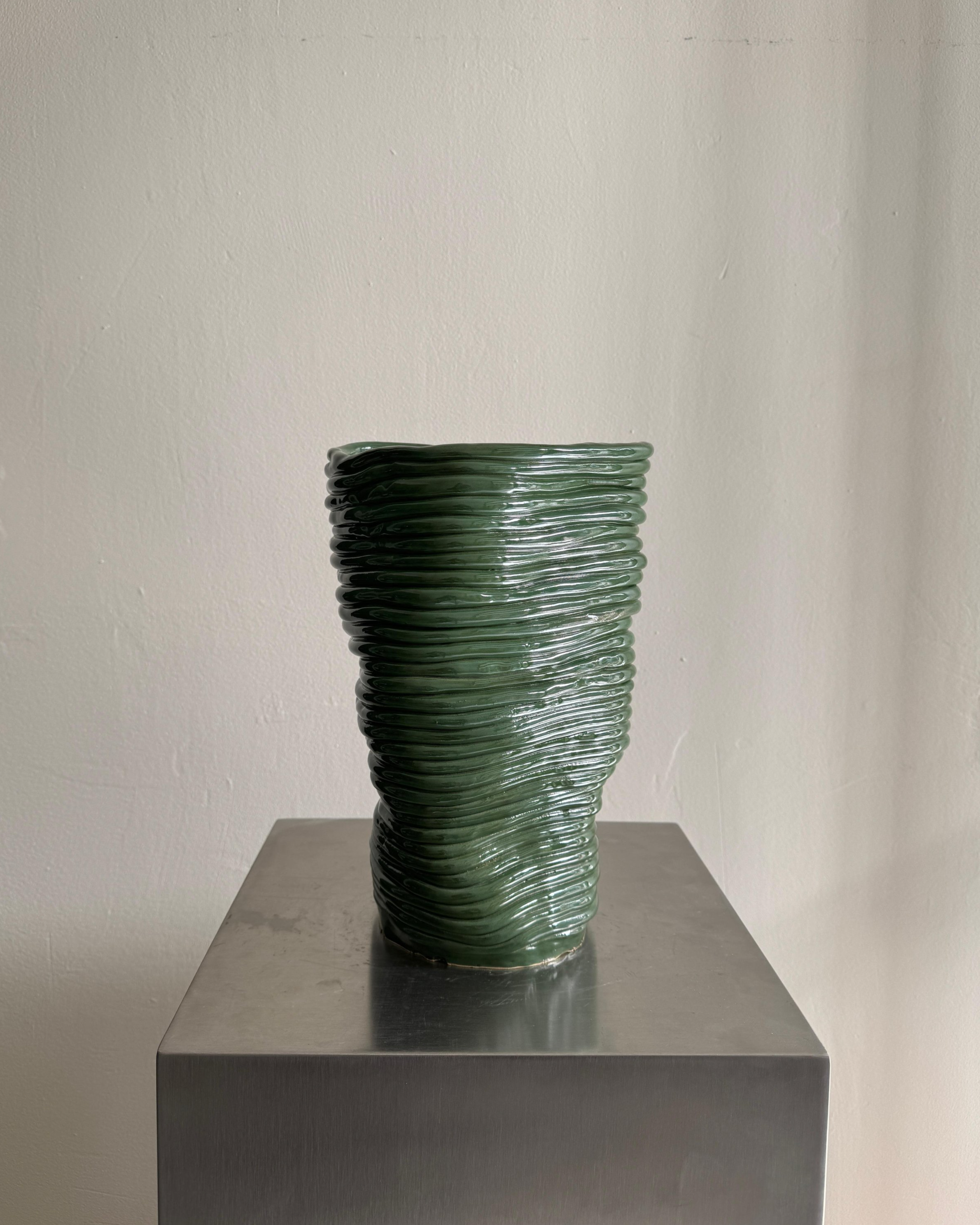 WOBBLY VASE FOREST GREEN