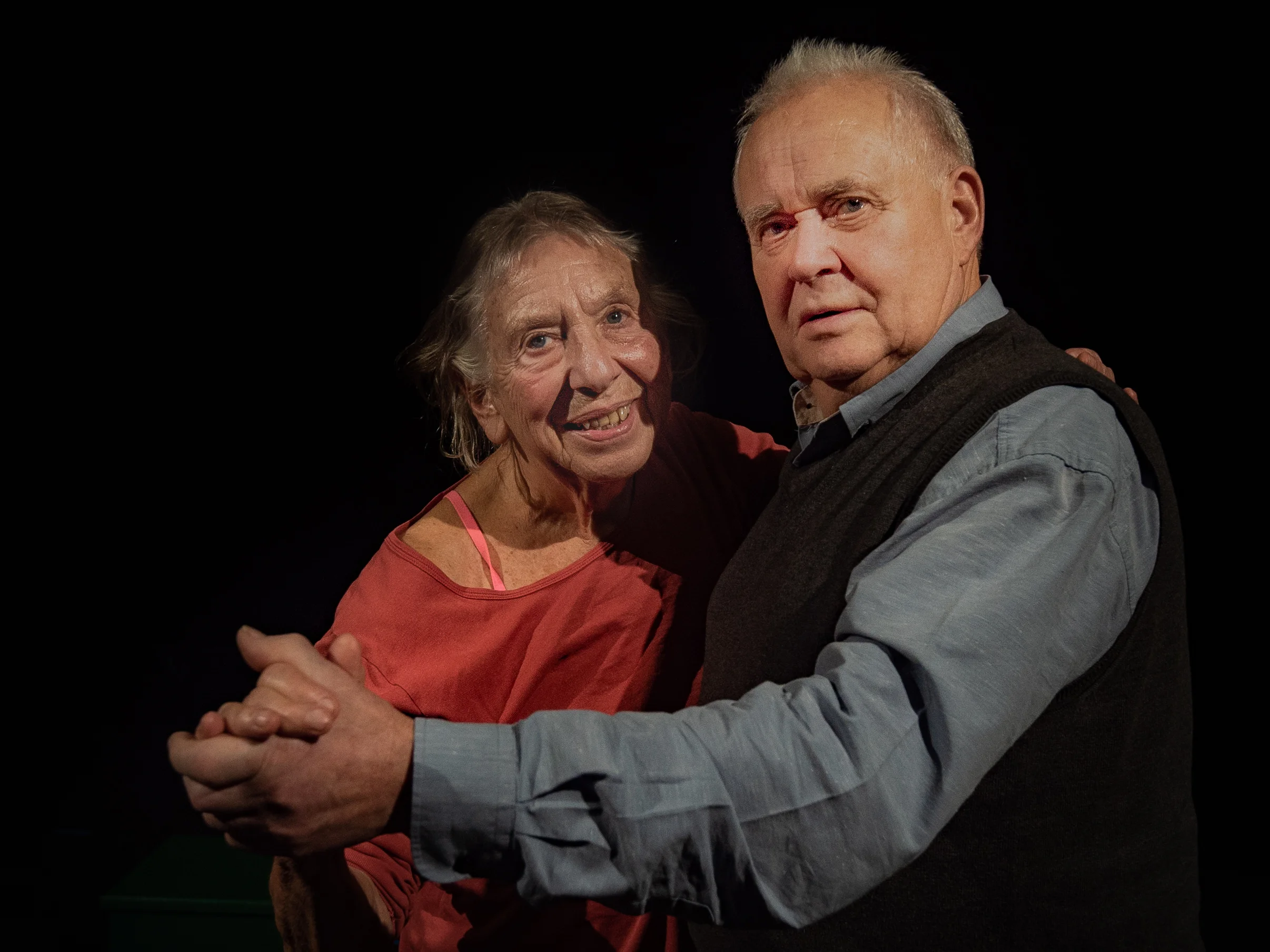 Sarah Thingnes (81) og Tollef Årdal (76) har dansa sidan ung alder og gler seg til å stå på scena. Foto: Johan Moen