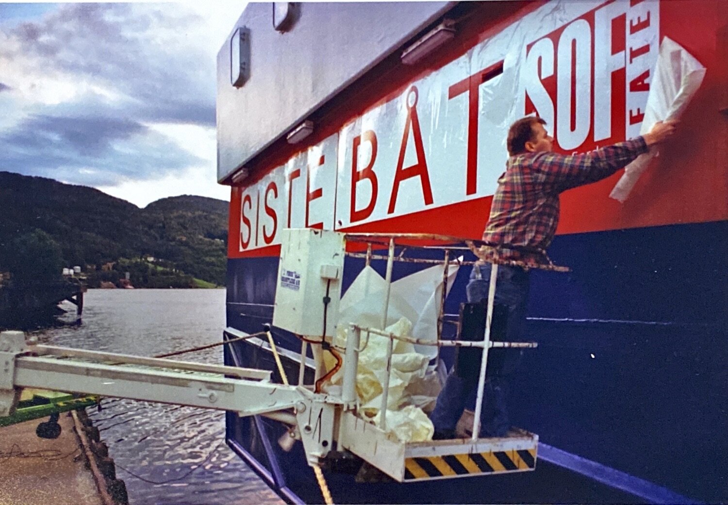  Teaterbåten Innvik vert klargjort for "Siste båt" 1992 