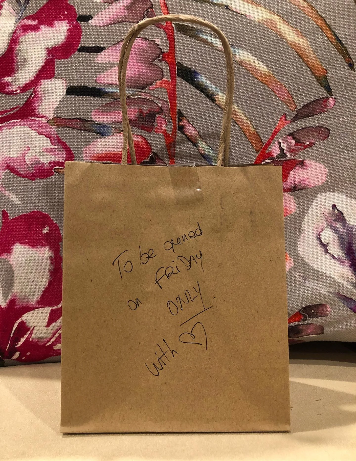 It&rsquo;s a mystery 🤔

This bag was left at my stall  @le_marche_frenchmarket yesterday 

I think I know who left it but I will wait until Friday to see what&rsquo;s inside ☺️

#birthdaywishes #healthyhoundtreats #naturaldogtreats #dogofsydney #syd