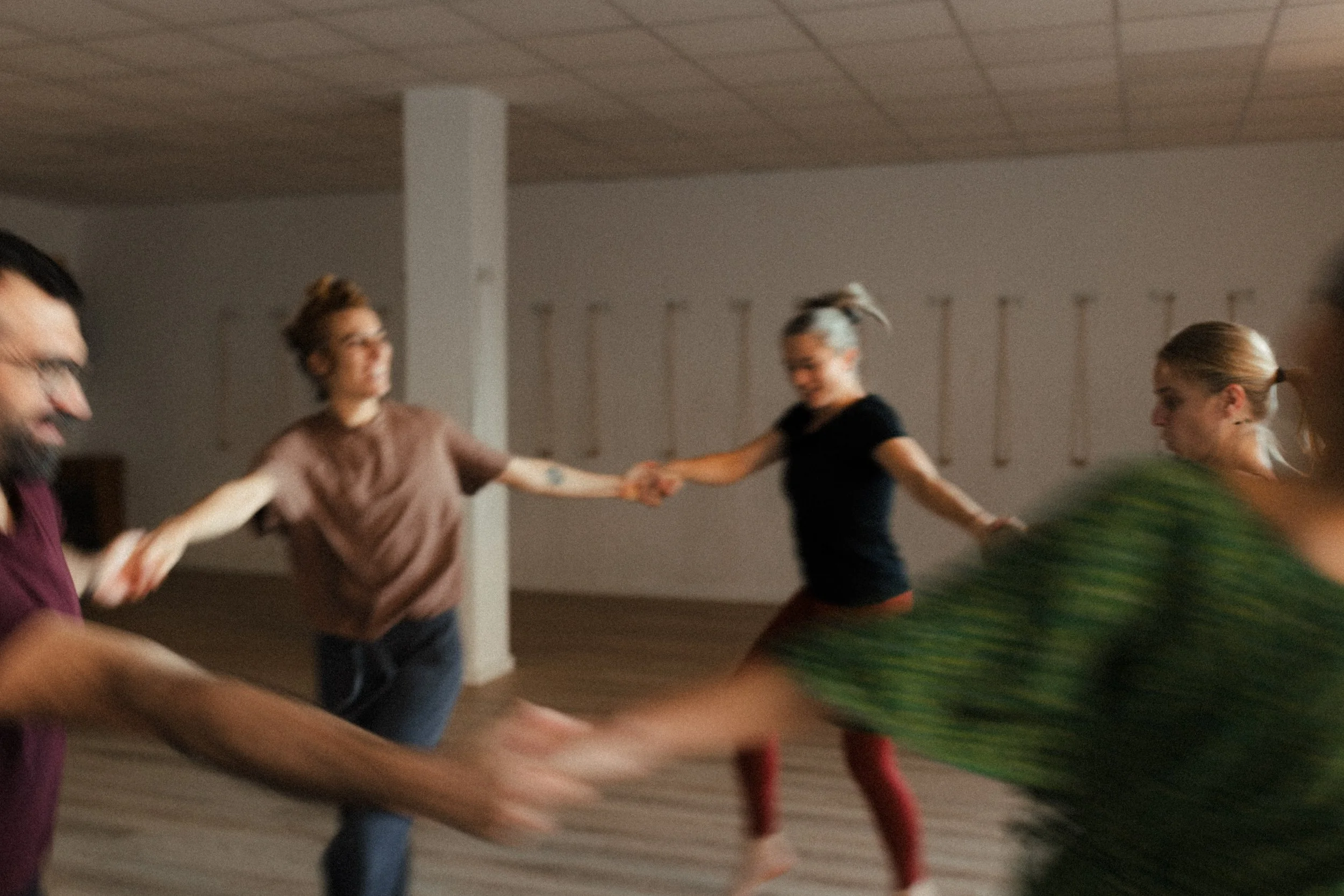 TALLER DE DANSA LLIURE I MOVIMENT NATURAL amb Julie Tran   