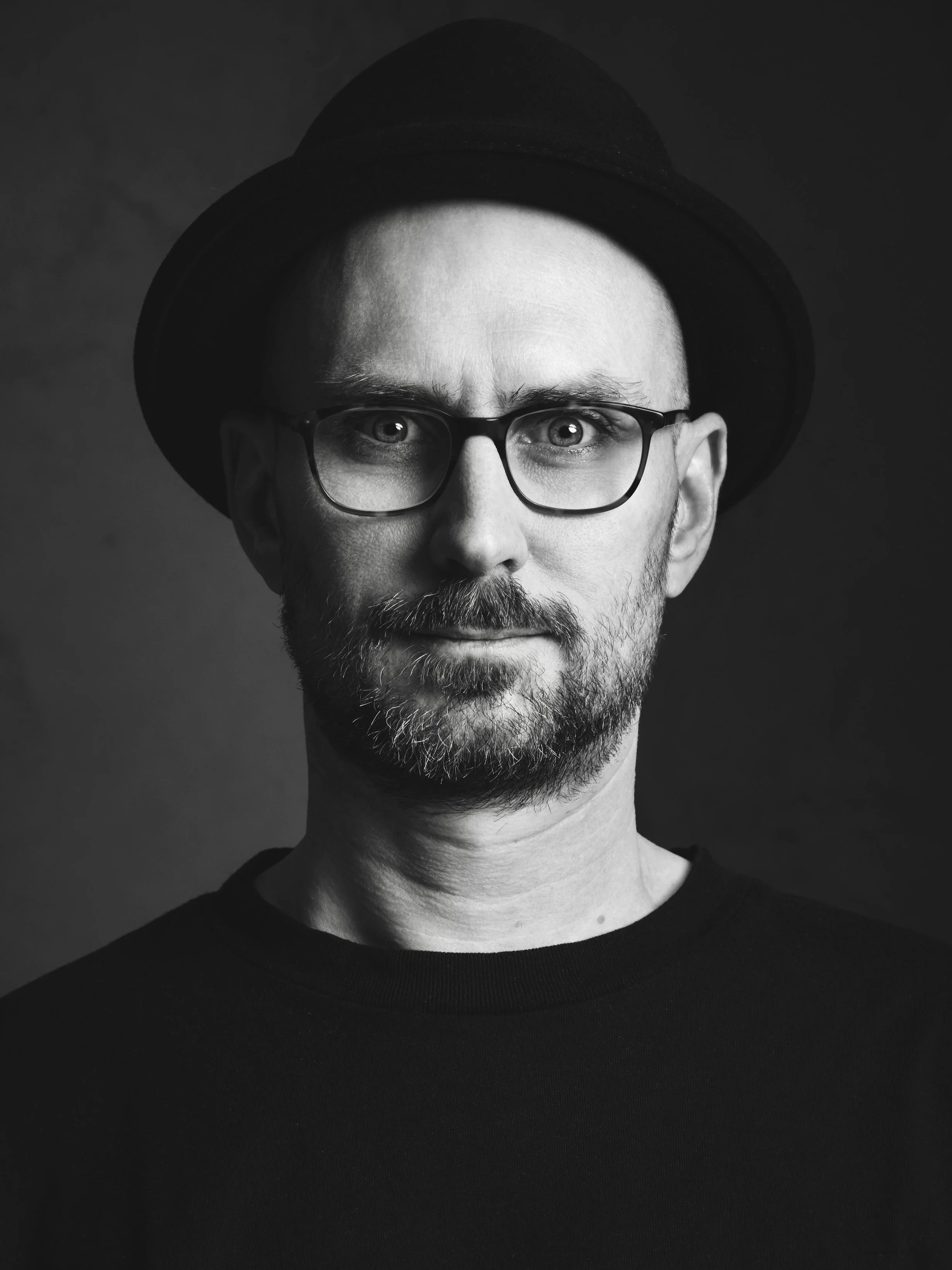 Christian Reger, Fotograf aus München für Moderne Businessportraits, Mitarbeiterfotos, Schauspielerportraits, moderne Eventfotografie, emotionale Reportage Fotos, Editorial Fotografie, Corporate Fotografie, Werbefotografie