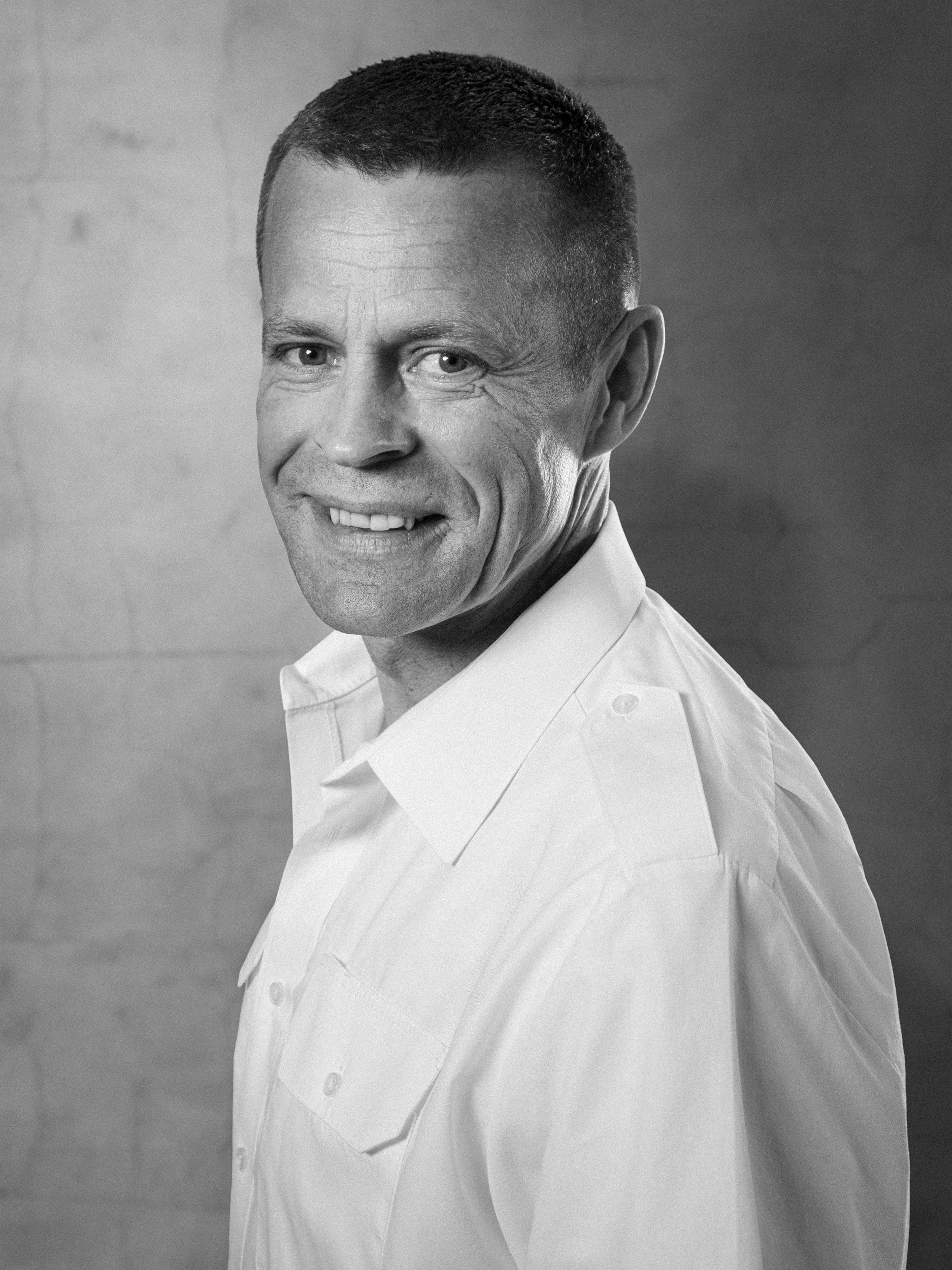 Mitarbeiter Porträt München, Corporate Headshot – Mann, direkter Blick, Unternehmenswebsite Portrait