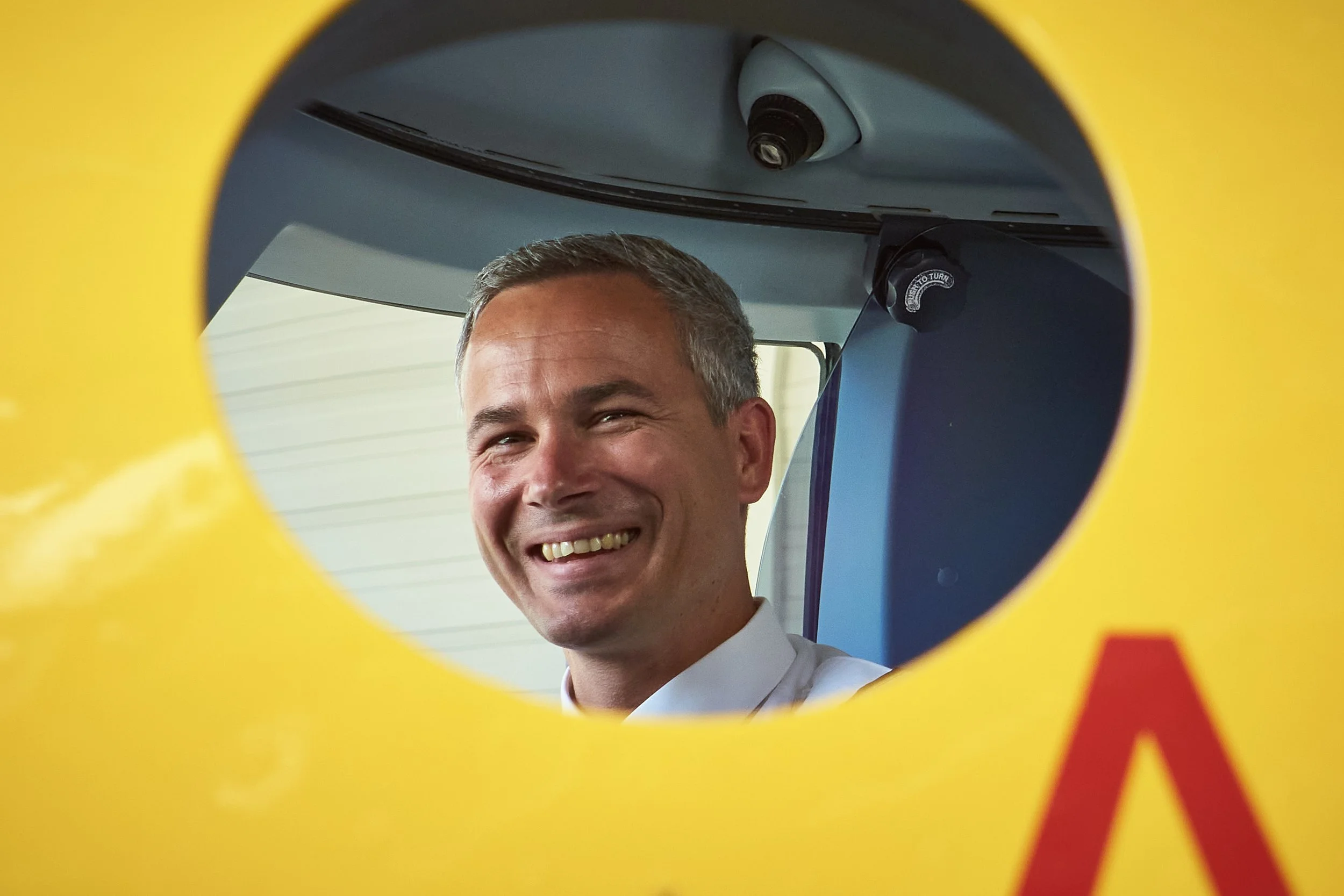 Pilot der Aero-Dienst im Cockpit