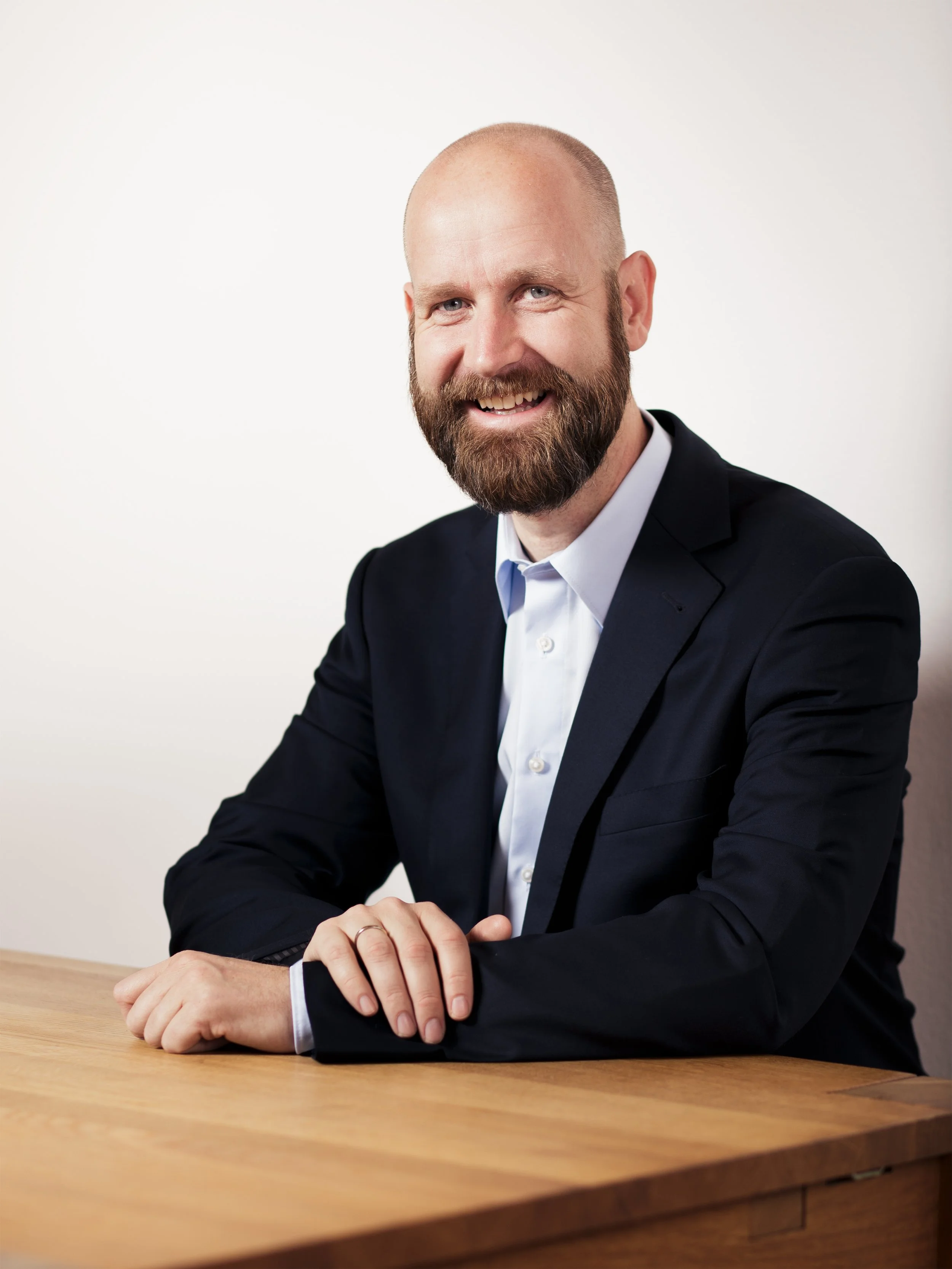 Corporate Fotografie München – Mann, dezenter Hintergrund, Kanzlei Portrait