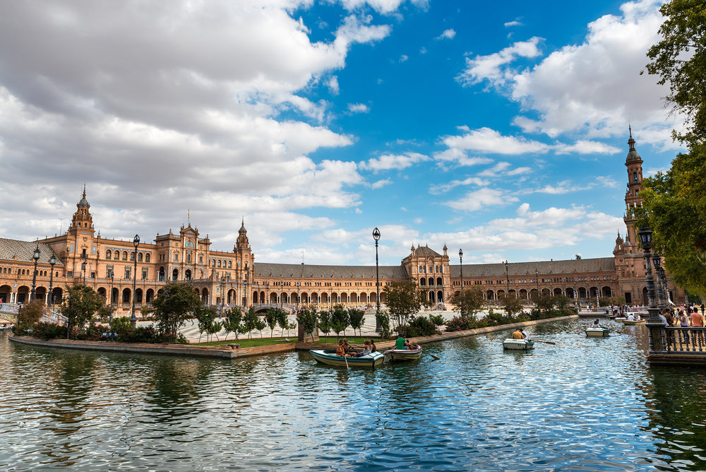 Pond and boats in the Plaza de España