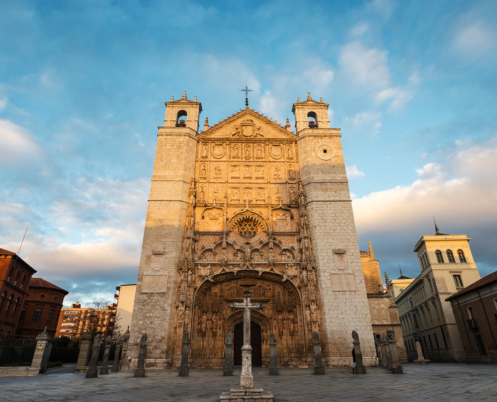 Main facade of San Pablo Church at dusk