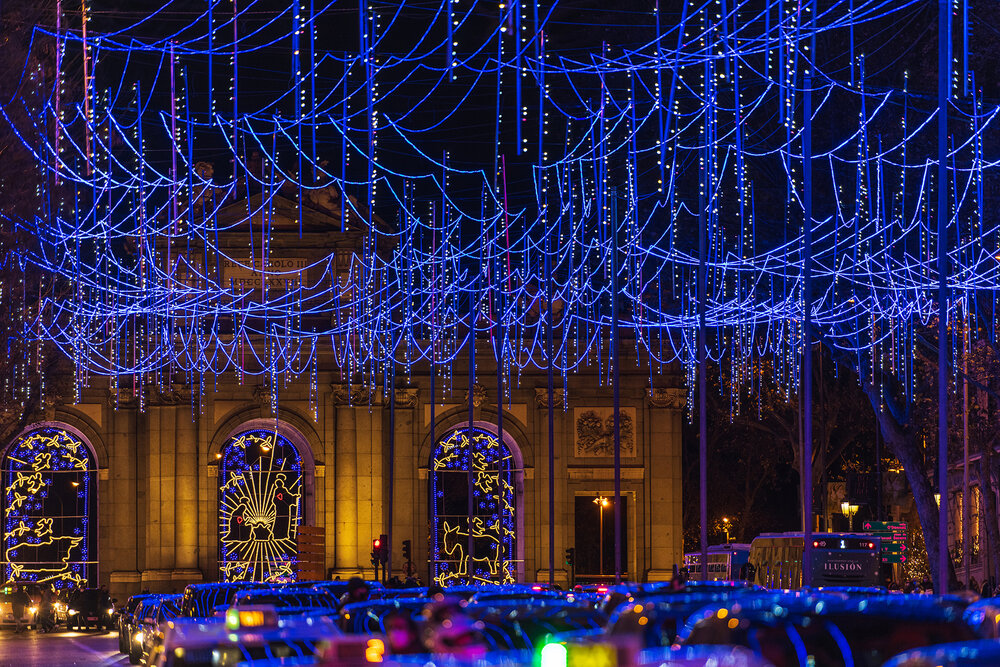 Night view of the Calle de Alcalá in Madrid, decorated for Christmas.