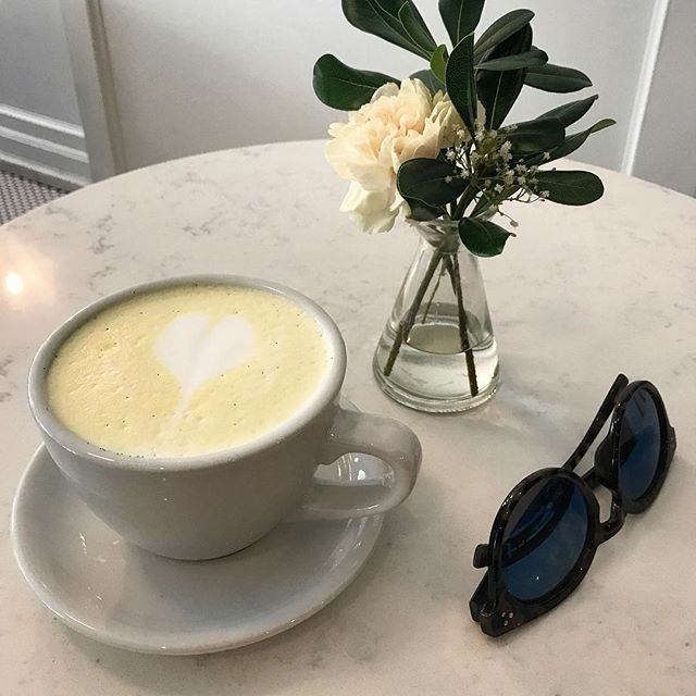 After a whirlwind week, catching up with a friend and treating myself to a turmeric latte was just what the dr ordered ☕️