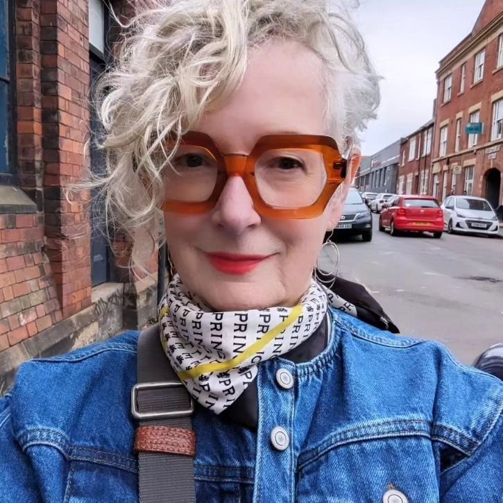 How stylish is @invisiblewoman56 🧡

#sheffieldopticians 
#sheffield
#indiesheffield 
#indiefashion 
#spexy
#eyeyelookgood