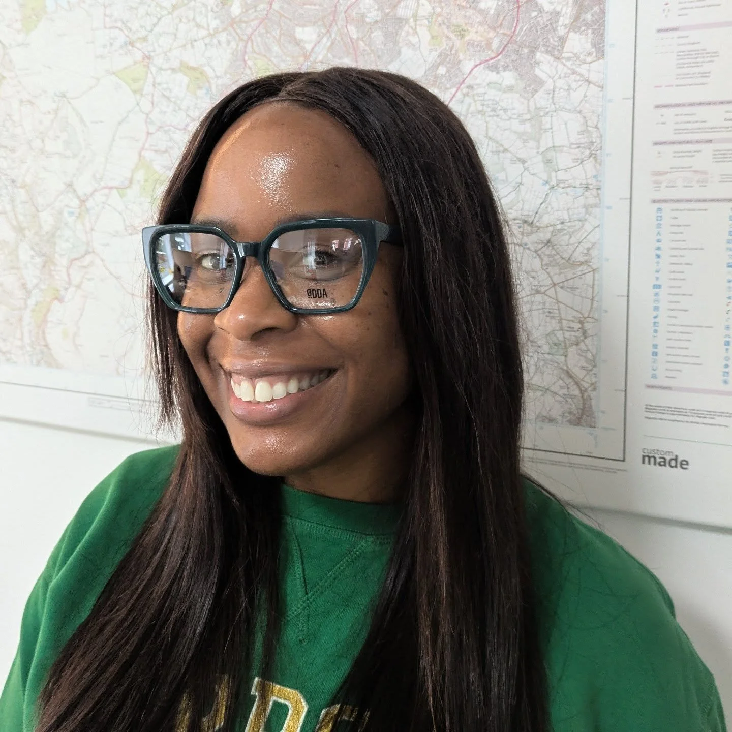 Nonye does green today - set off with a lovely @oddaeyewear 💚

#nonyenailsit 
#eyeyelookgood 
#spexy
#fashion 
#sheffield