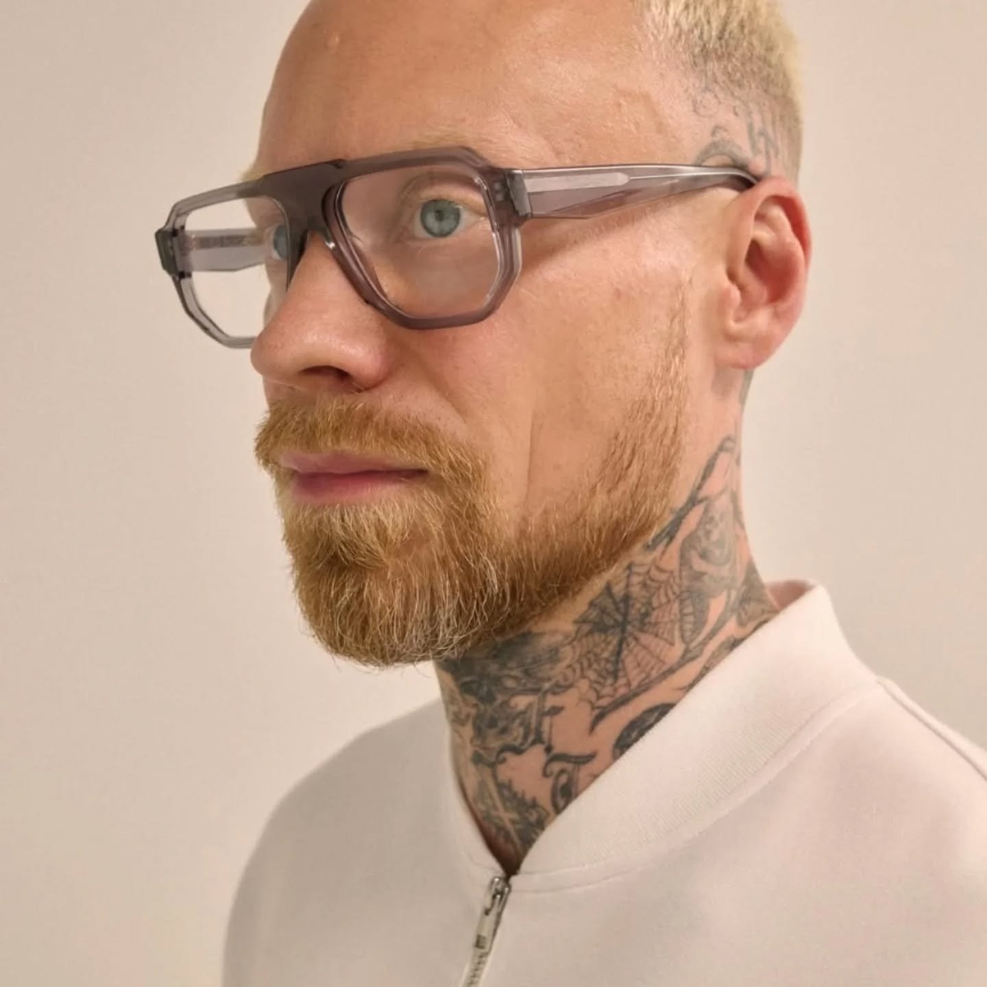 This Maska frame from @folc_eyewear is a favourite of ours. Takes on a different character in the different shades, with and without tint 💛

Marta designs in Barcelona and the frames are sculpted in Italy.

(20yrs today since first @arcticmonkeys al