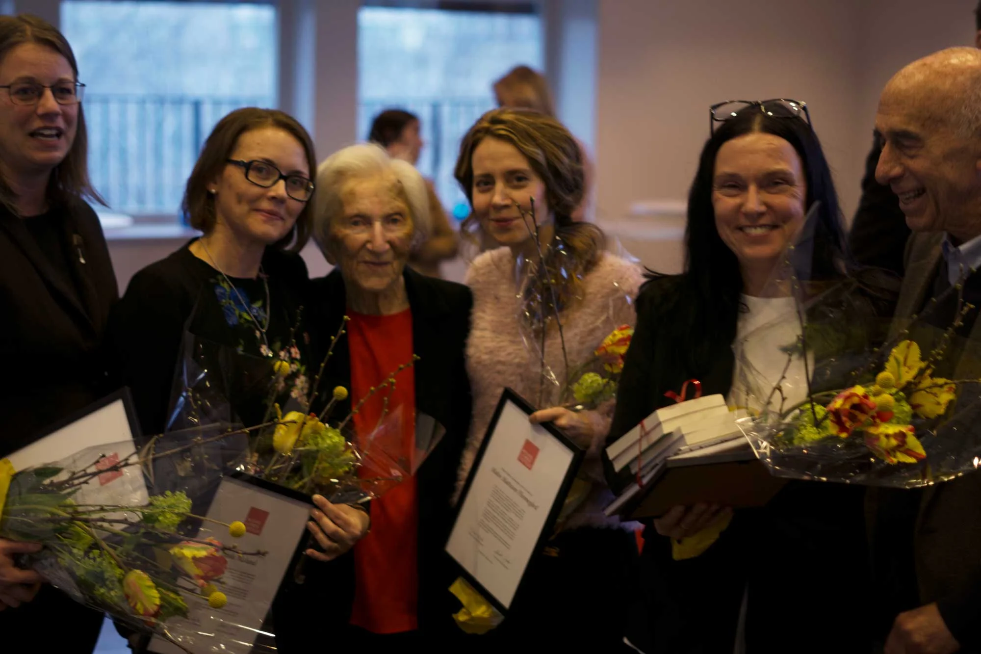 Från vänster: Helen Persson, Linda Näslund, Hédi Fried, Malin Mattsson Flennegård, Marie Sterling och Gerald Nagler.