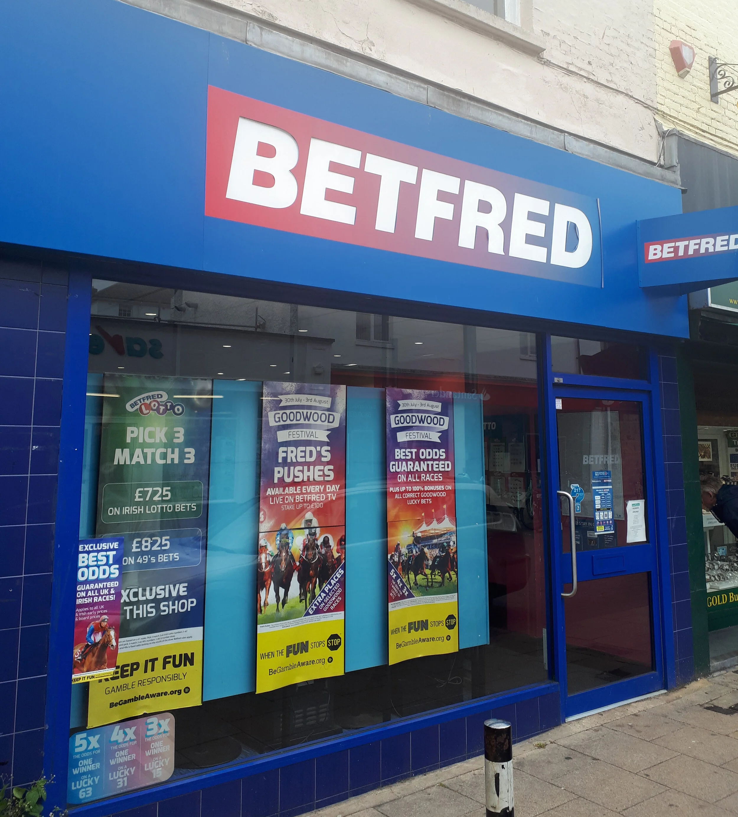 Armed robbery in Hove