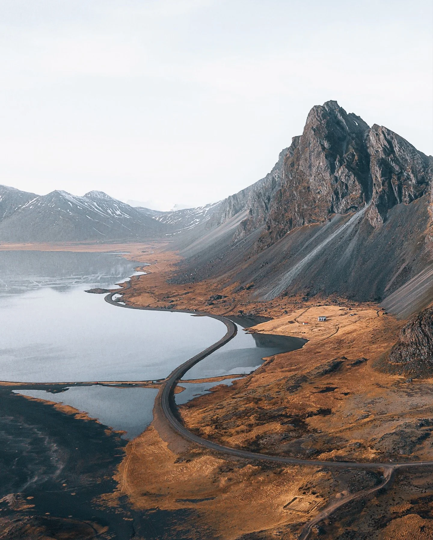 Entre mer et montagnes, la c&ocirc;te &agrave; l&rsquo;est de H&ouml;fn d&eacute;voile une Islande plus sauvage, plus silencieuse aussi.

Les routes y serpentent entre les fjords et les dunes, et chaque virage offre un nouveau tableau

En cette fin d