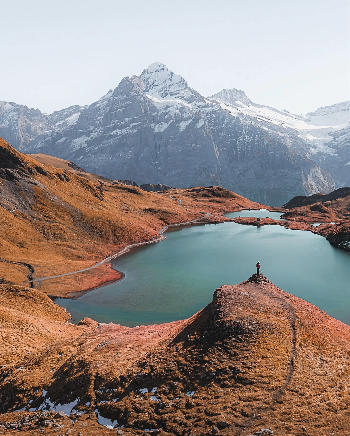 Troisi&egrave;me fois &agrave; Grindelwald&hellip; et toujours ce d&eacute;cor &agrave; couper le souffle 🏔️

Cette fois, ambiance automnale 🍁 et balade vers le Bachalpsee avec Nelson 🐾

Entre lumi&egrave;re dor&eacute;e et sommets enneig&eacute;s