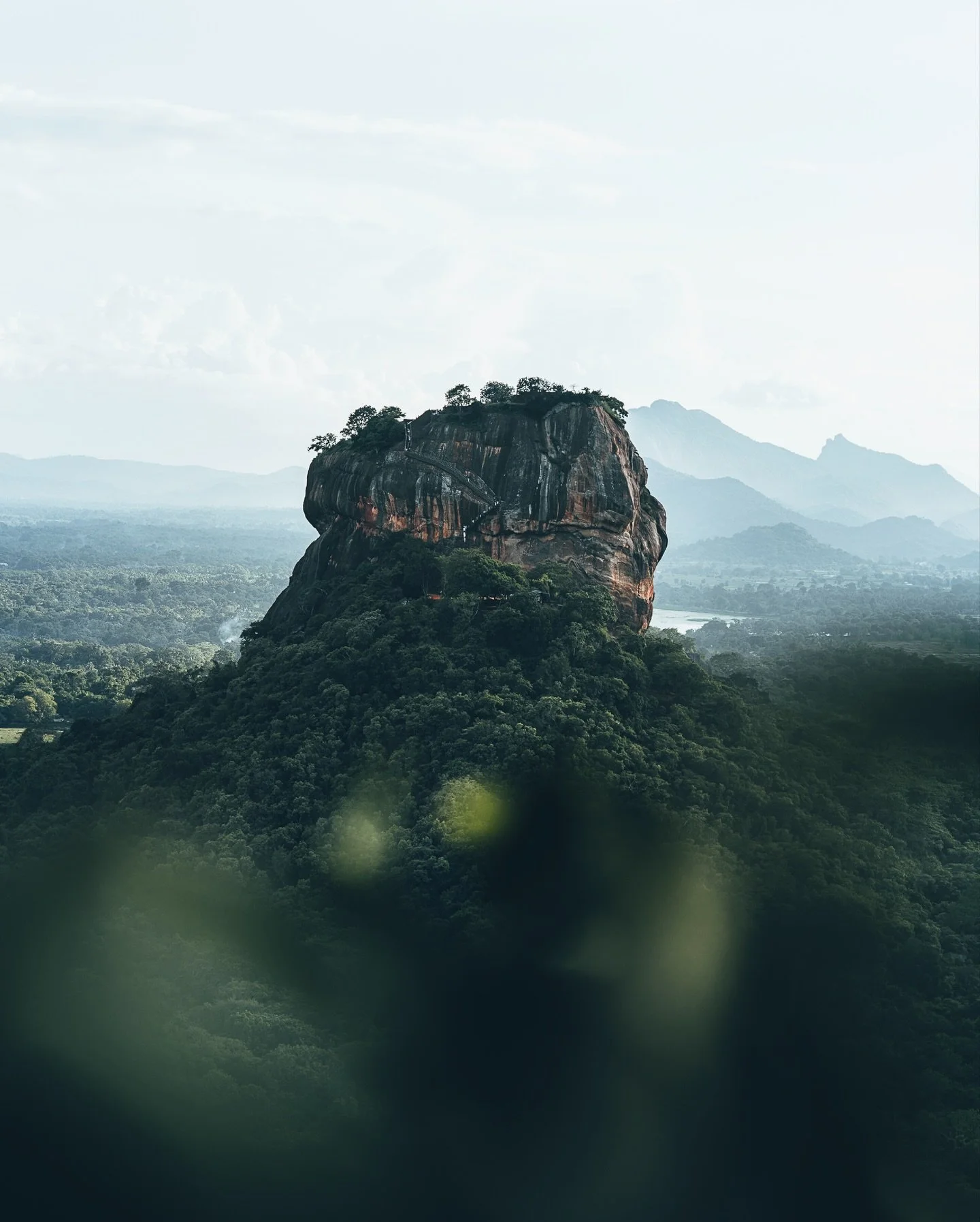 Lion&rsquo;s Rock &amp; Pidurangala
Au c&oelig;ur du Triangle culturel du Sri Lanka, ces deux sites offrent des points de vue compl&eacute;mentaires sur un paysage charg&eacute; d&rsquo;histoire.

D&rsquo;un c&ocirc;t&eacute;, l&rsquo;ic&ocirc;ne. De