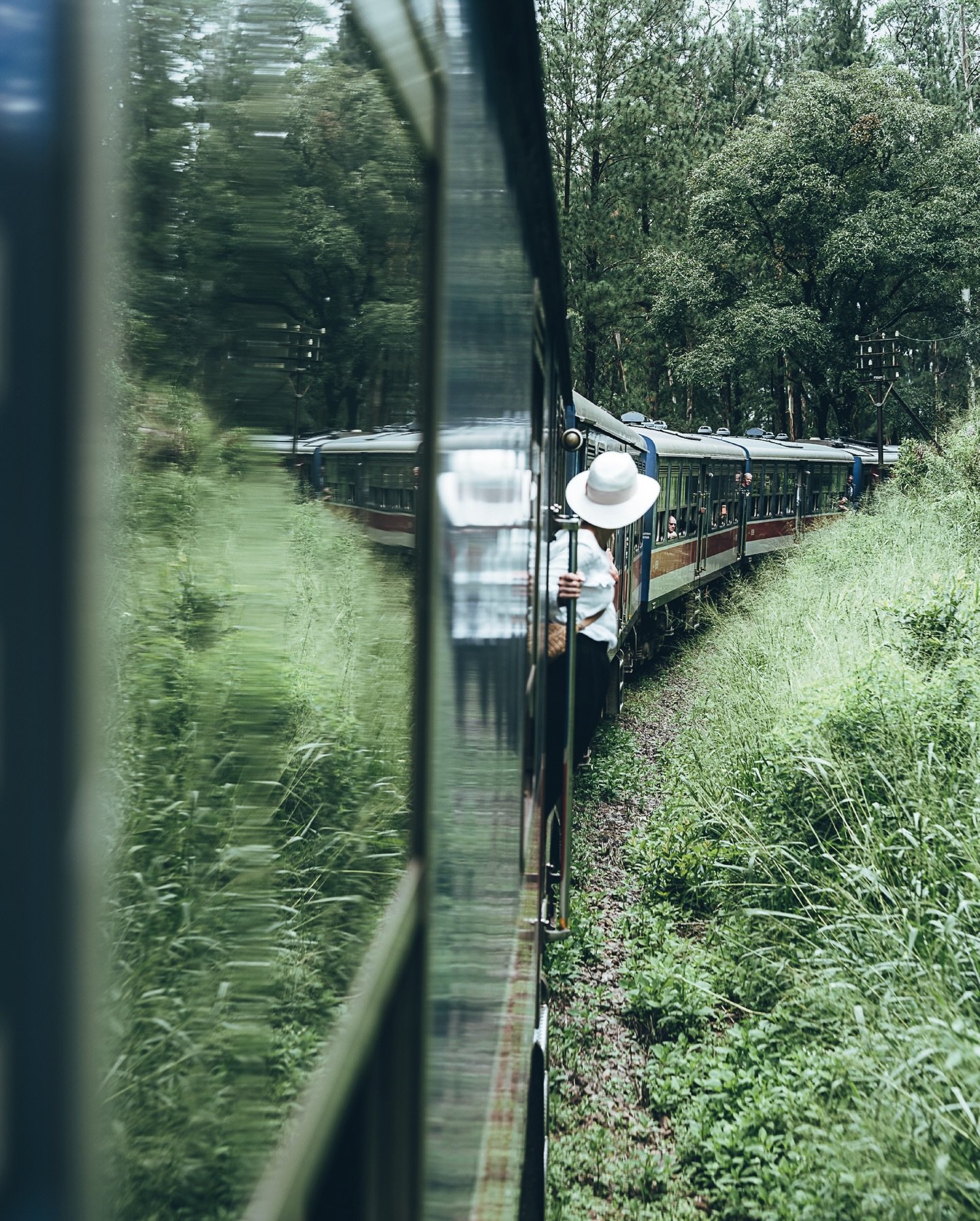 🚂&nbsp;Train Peradeniya &ndash; Nanu Oya

Entre Peradeniya et Nanu Oya, le train traverse plantations de th&eacute; et hauts plateaux. Un trajet embl&eacute;matique, rythm&eacute; par les paysages et les sc&egrave;nes de vie &agrave; bord.
📍 Sri La
