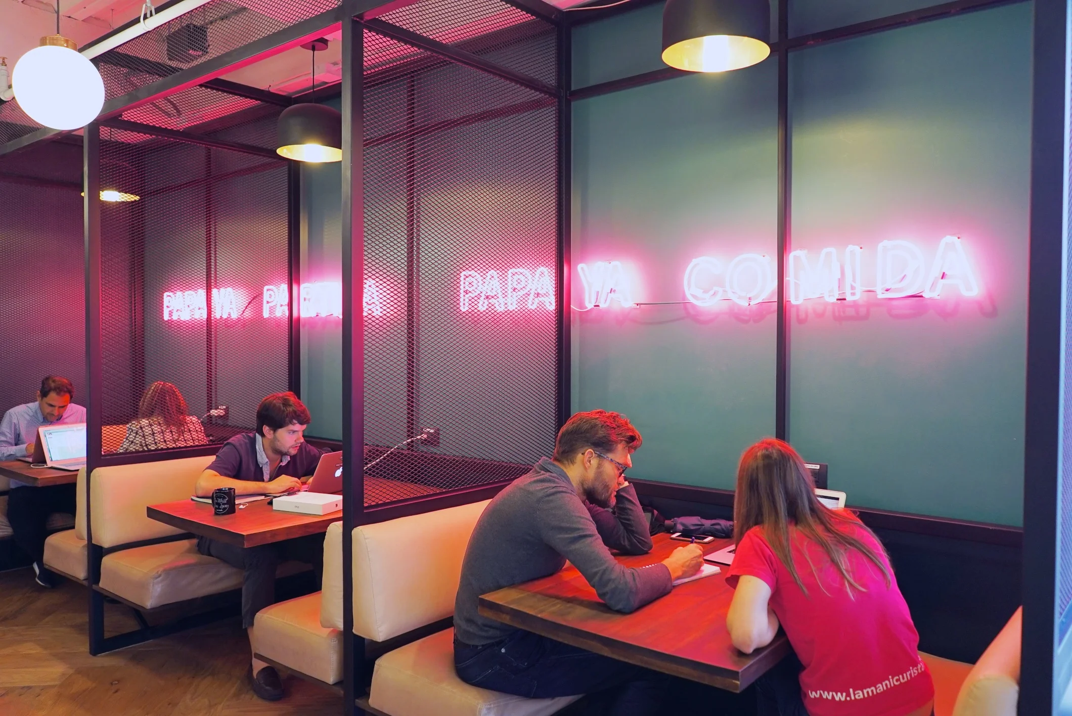 Los bancos en WeWork estimulan la colaboración o el trabajo individual.