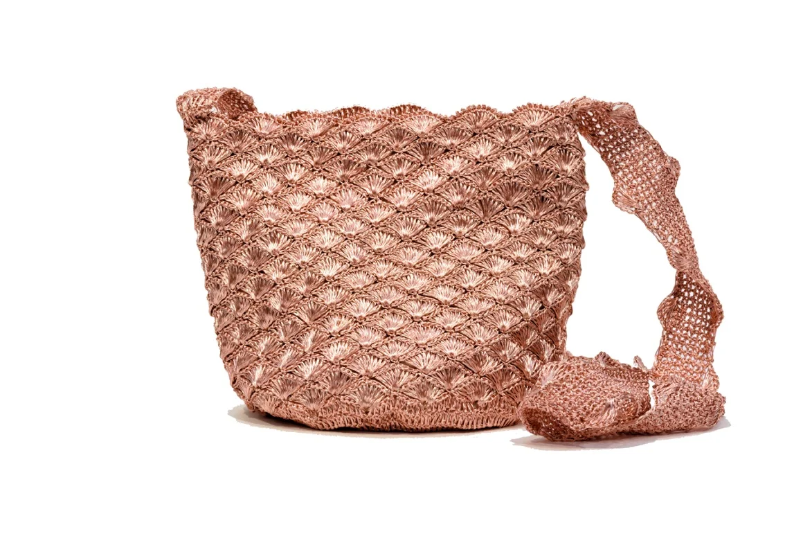 "Una Joya del Mar": la nueva Mochila Verdi es una versión en oro-rosa, tejida a mano e inspirada por las playas colombianas. Foto cortesía de Verdi Design.