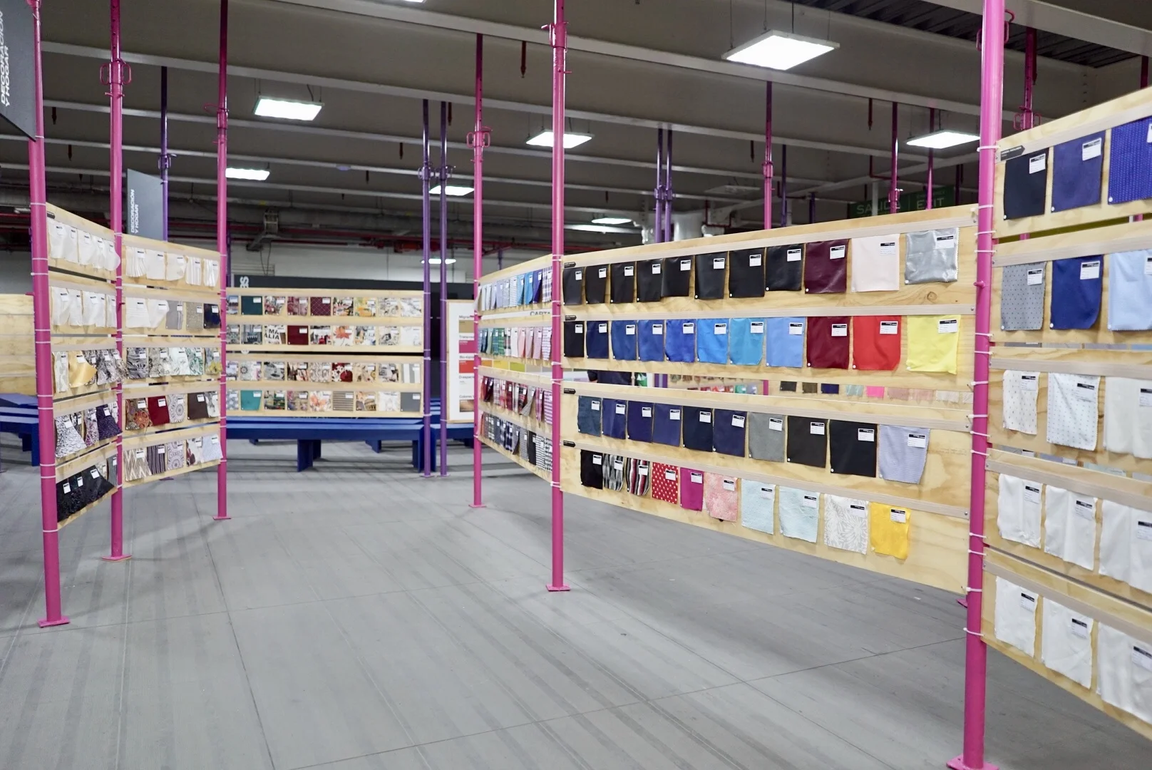 Como cada año, el foro de tendencias de Colombiatex busca pronosticar cuáles serán las tendencias en textiles para Primavera-Verano 2018. Este año la exhibición incluye más de 1.700 telas provenientes de países como Colombia, India, Turquía, Brasil, España y Japón.
