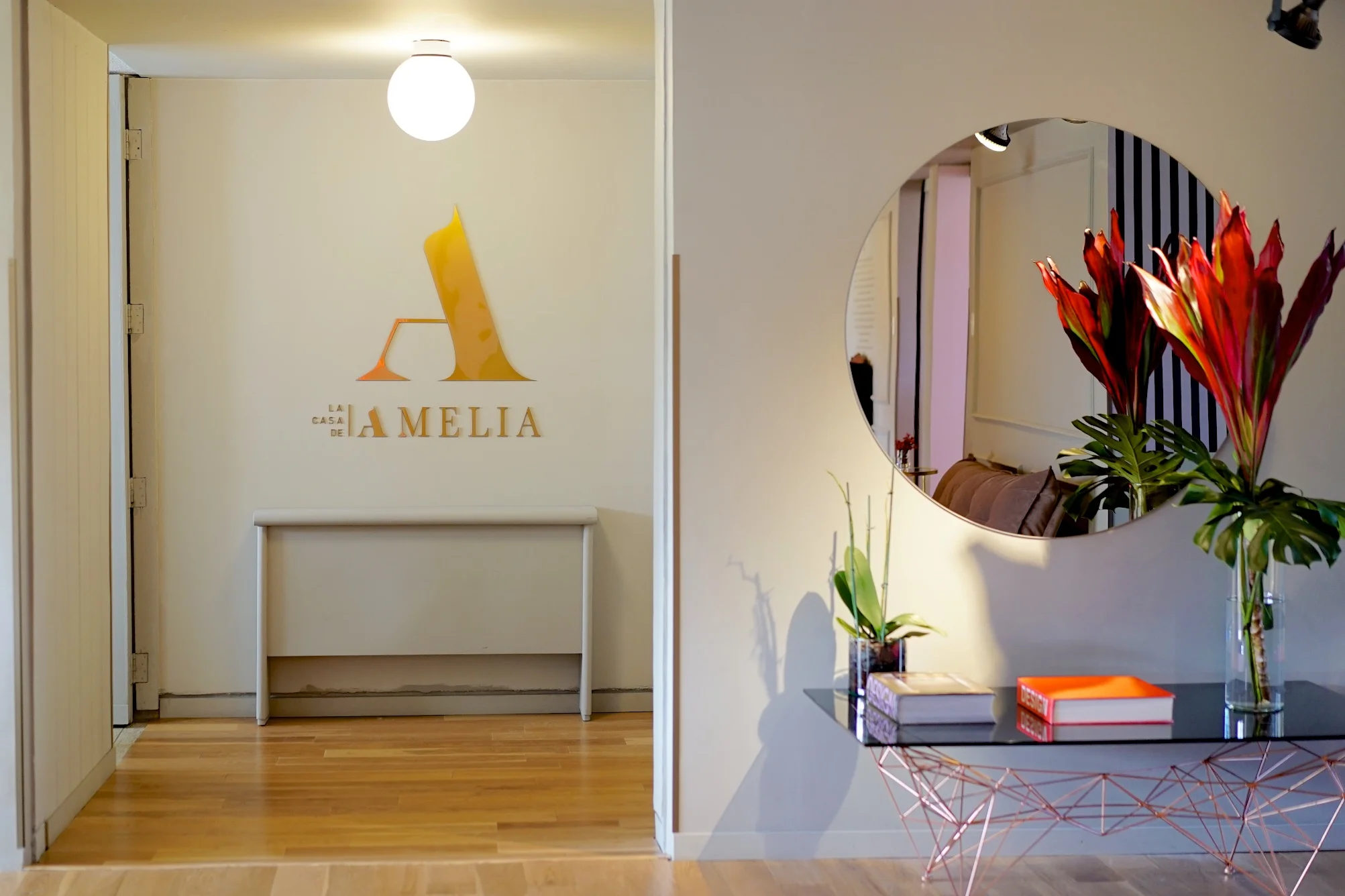Los detalles son esenciales en La Casa de Amelia, con flores frescas, libros, y piezas únicas adornando cada rincón.