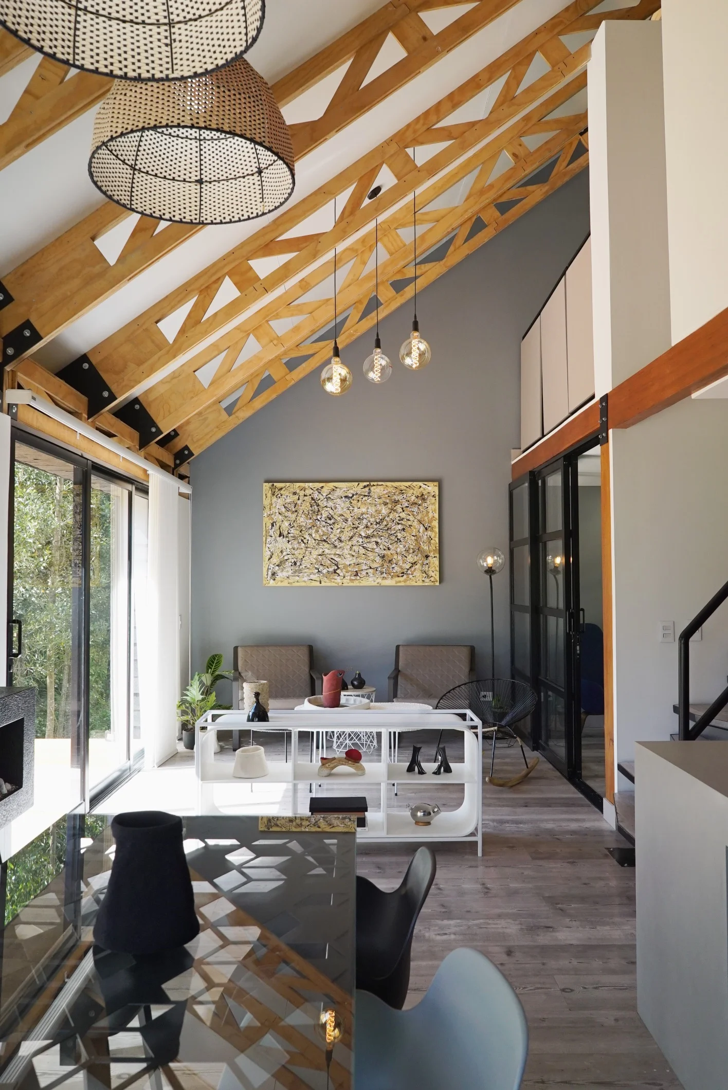 El interior cuenta con una cocina abierta que integra tanto el comedor como el área social.