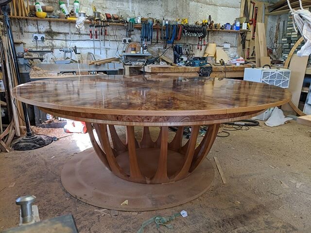 After a slight delay, here are some pictures of the finished table.  I will take some proper photographs and videos before shipping it to the USA!

#expandingtable #extendingtable #diningroom #diningtable #table #interiors #interiordesign #fineinteri