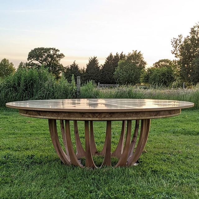 Experimenting with some outdoor photography.... 2.2m diameter table in elm expanding to 3m.

#outdoor #photoshoot #diningtable #nature