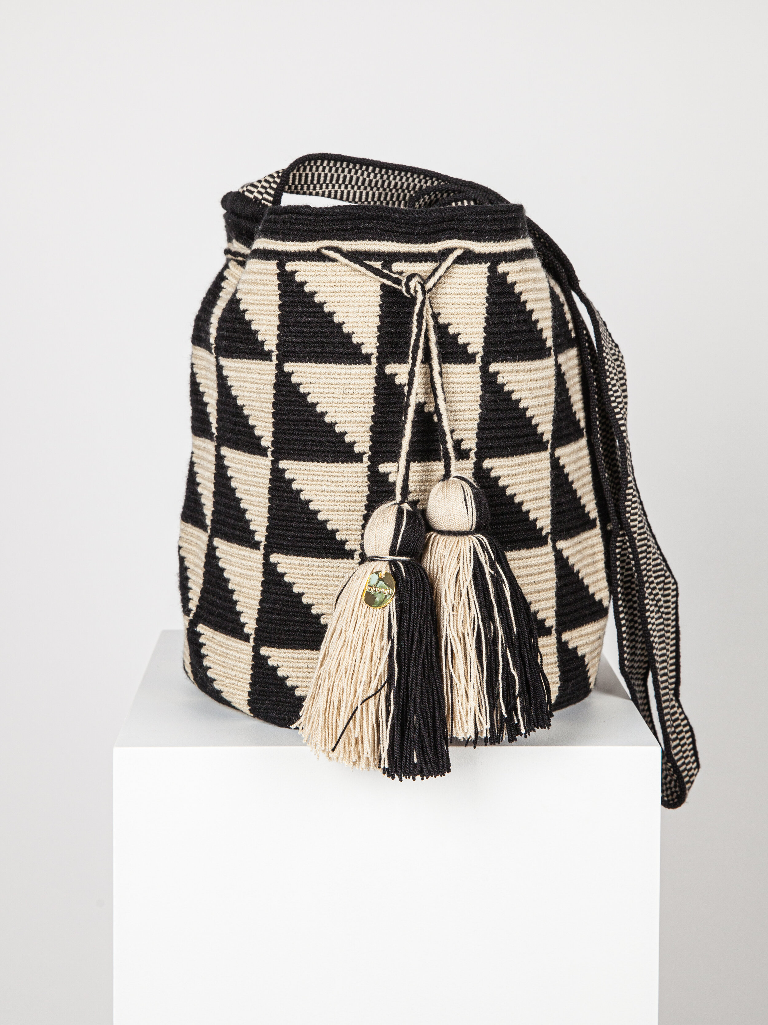 LARGE WAYUU PATTERNED BAG - BLACK TRIANGLES