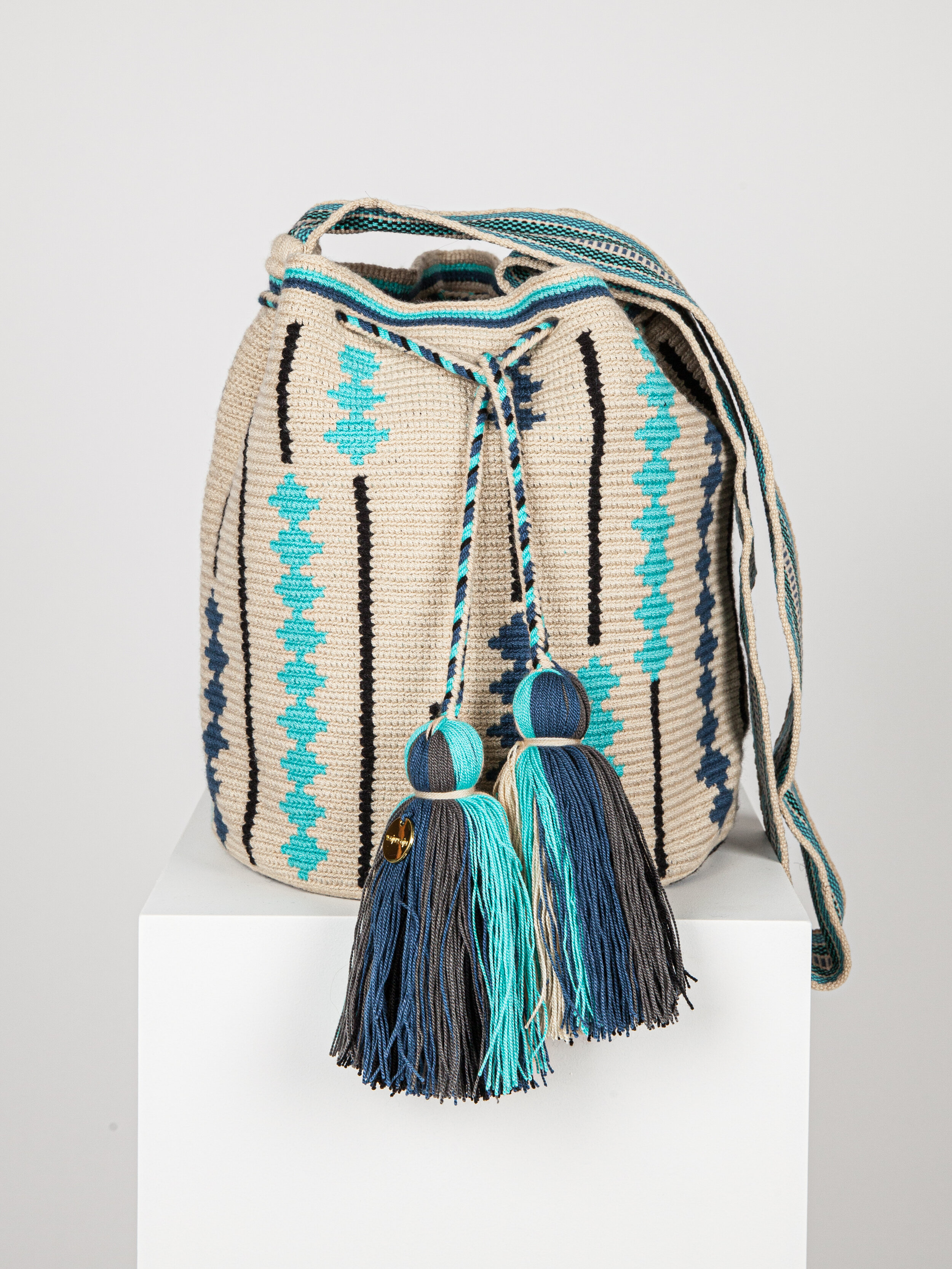 LARGE WAYUU PATTERNED BAG - SHADES OF BLUE 