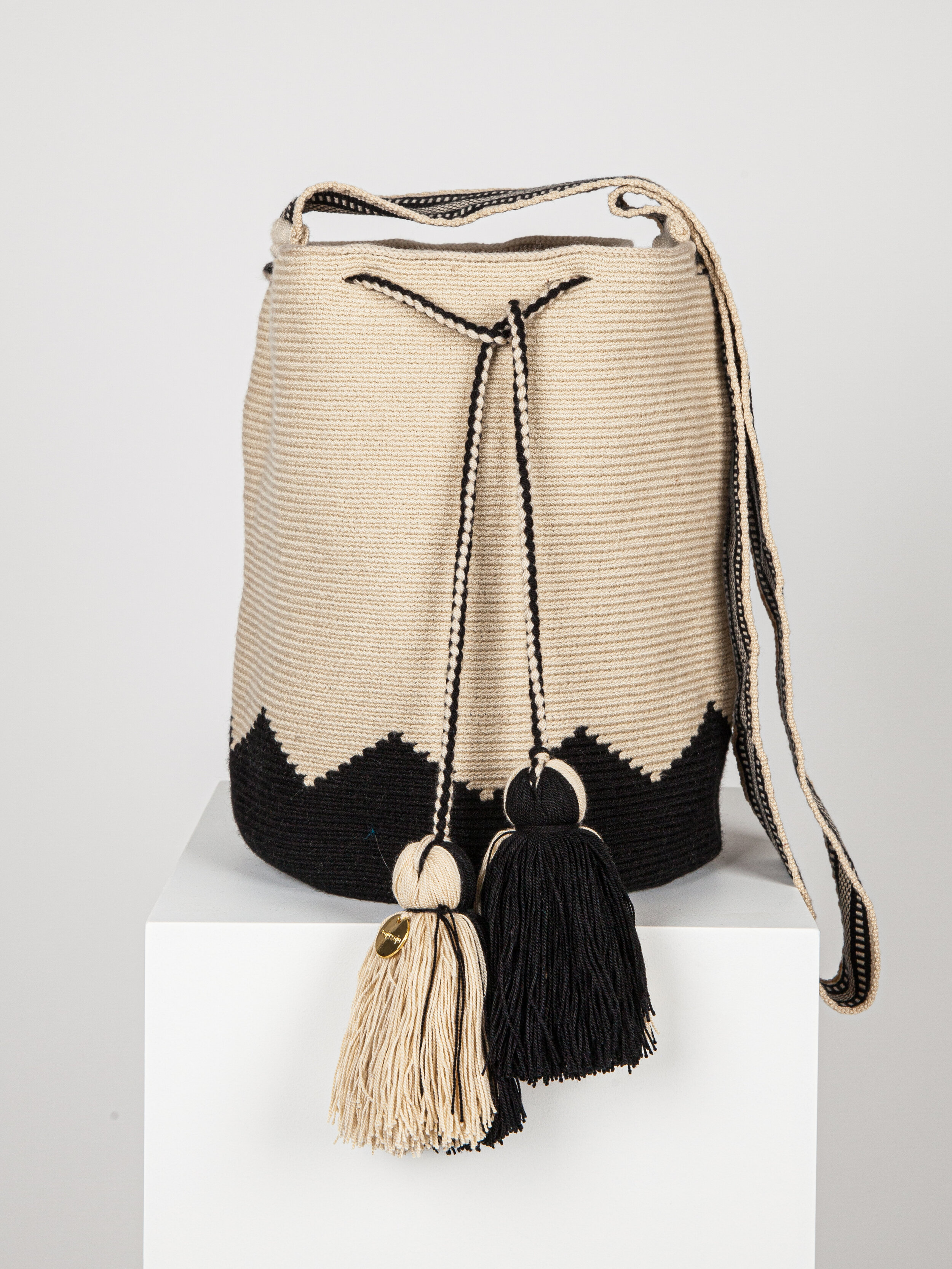 LARGE WAYUU PATTERNED BAG - BLACK LOWER ZIGZAG 