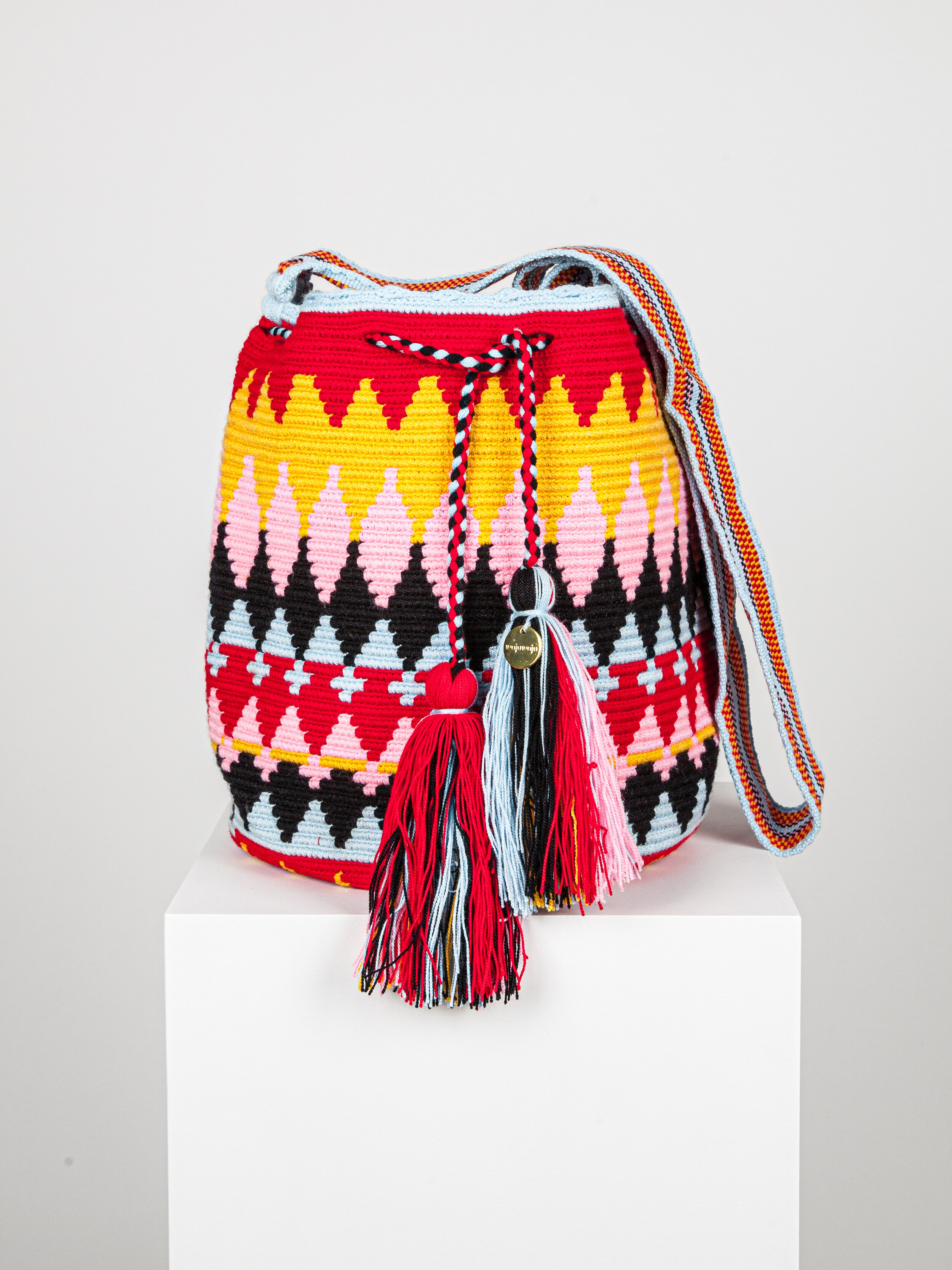 LARGE WAYUU PATTERNED BAG - BLACK AND RED