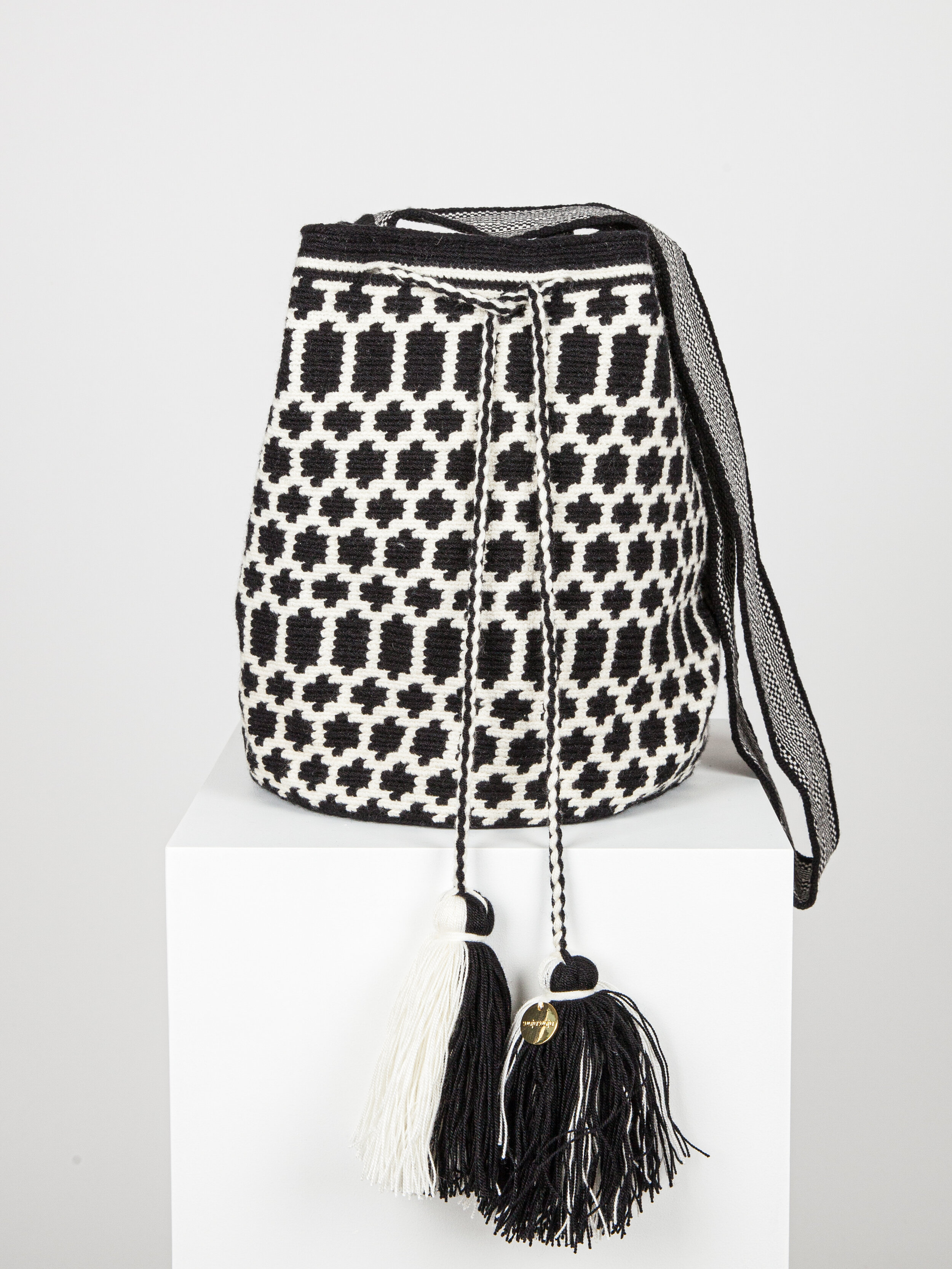 LARGE WAYUU PATTERNED BAG - BLACK RHOMBUS 