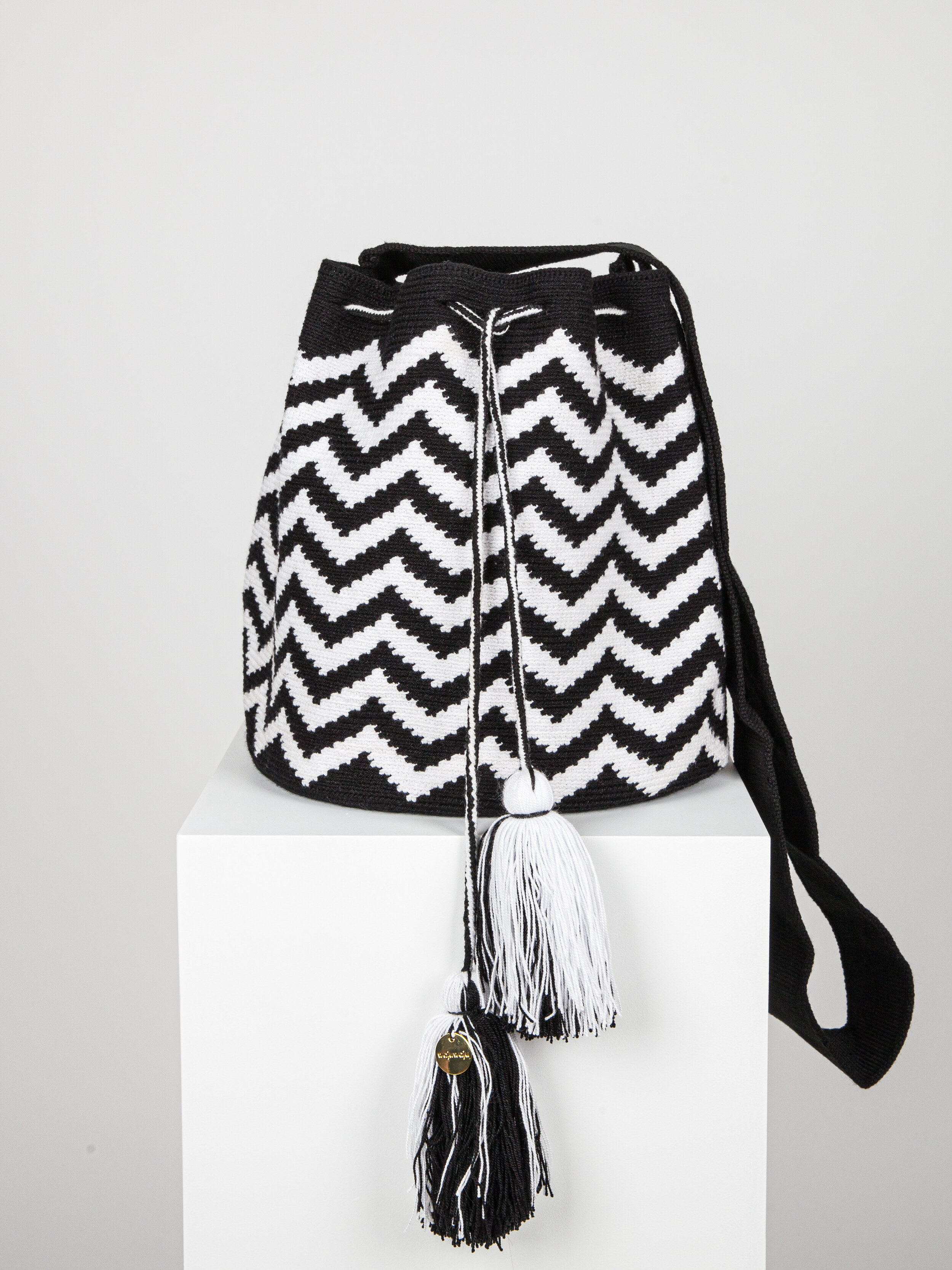 LARGE WAYUU PATTERNED BAG - WHITE AND BLACK ZIGZAG 