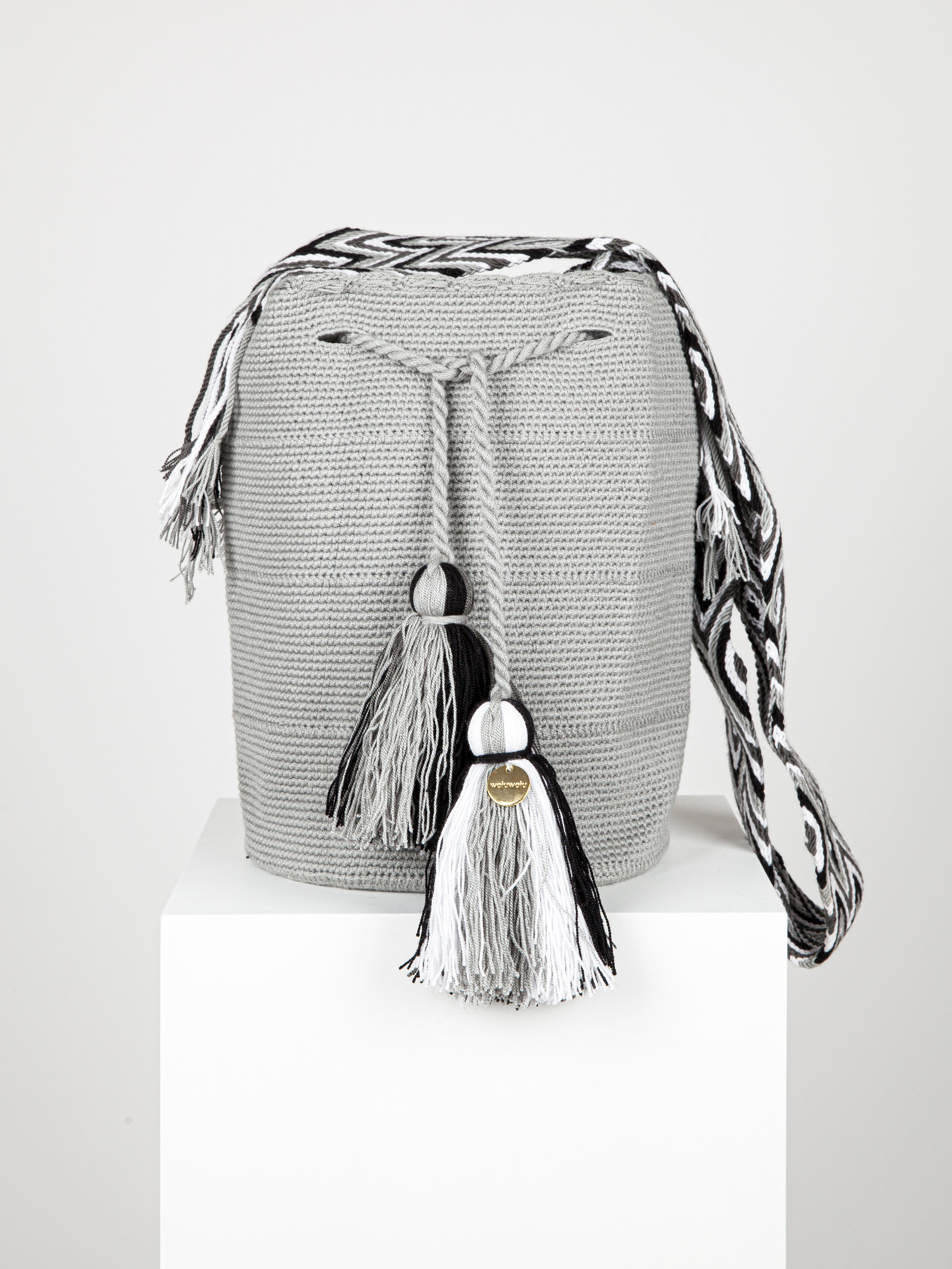LARGE WAYUU UNI-COLOUR BAG - GREY WITH RHOMBUS STRAP