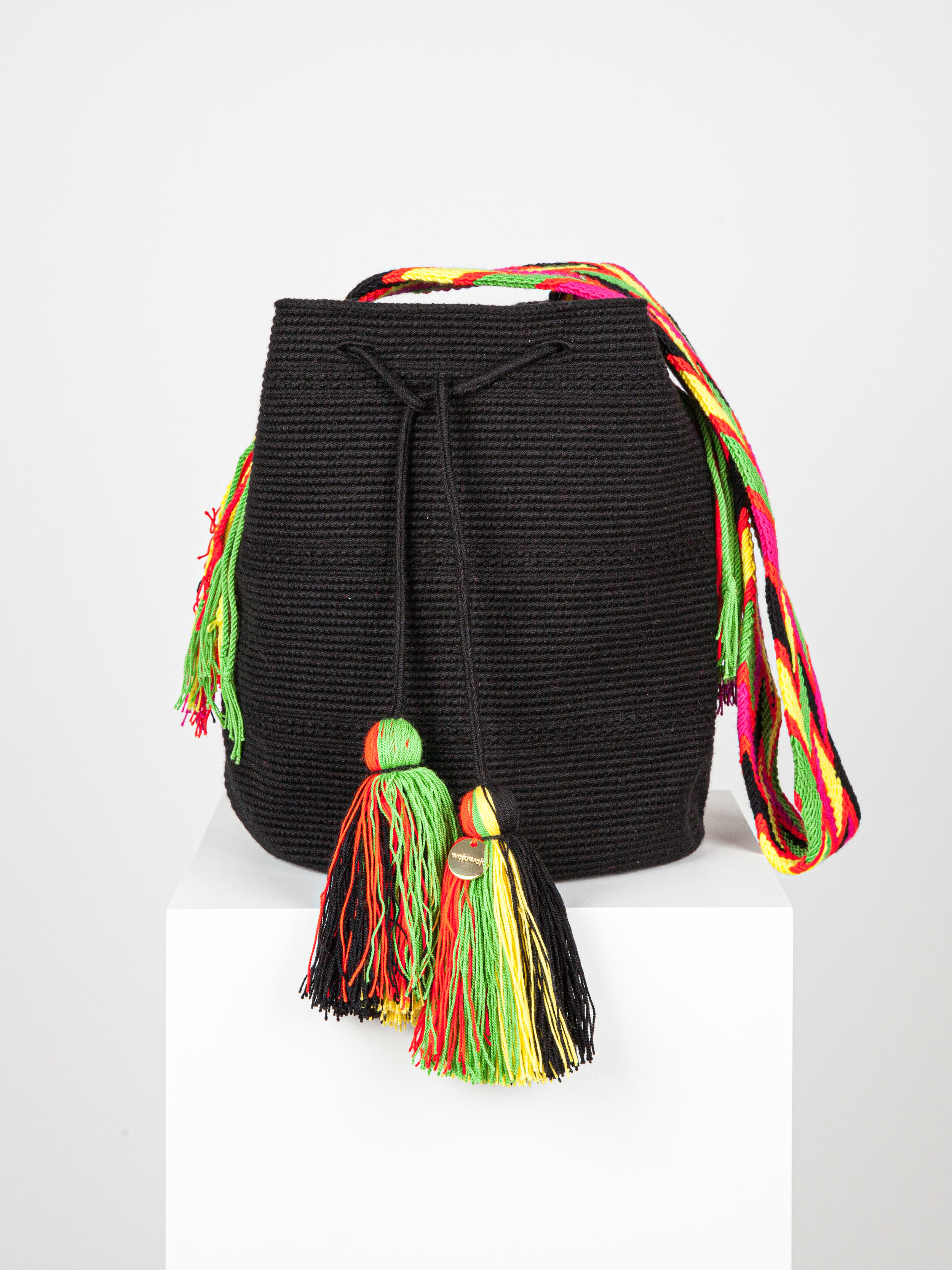 LARGE WAYUU UNI-COLOUR BAG - BLACK TRADITIONAL STRAP