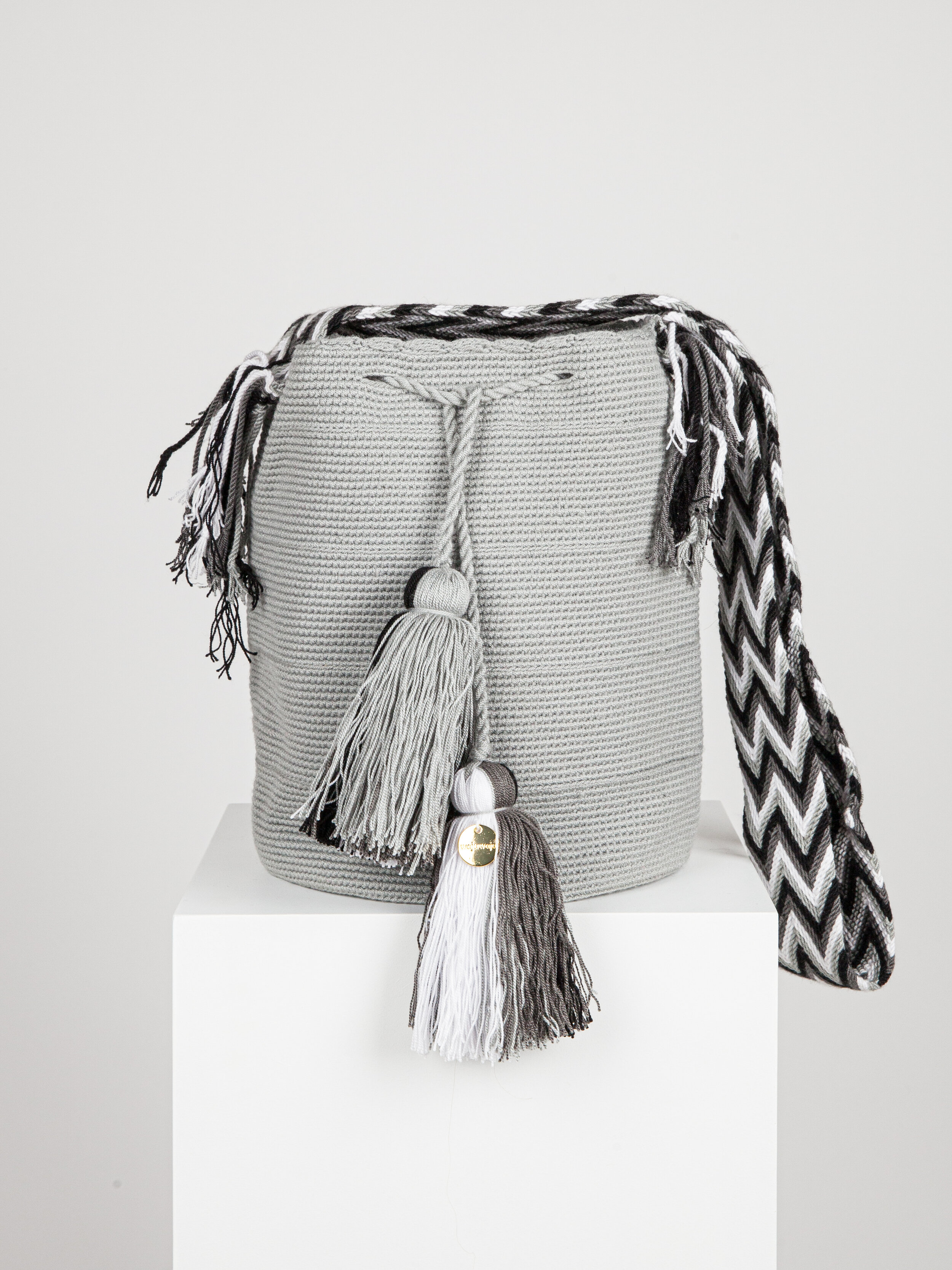 LARGE WAYUU UNI-COLOUR BAG - GREY TRADITIONAL STRAP