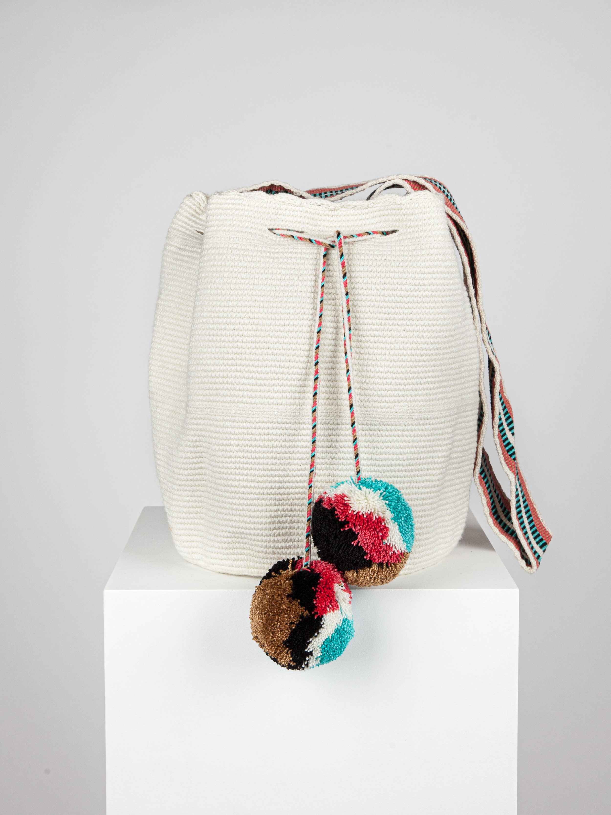 LARGE WAYUU UNI-COLOUR BAG - WHITE WITH ROUND POMPOMS