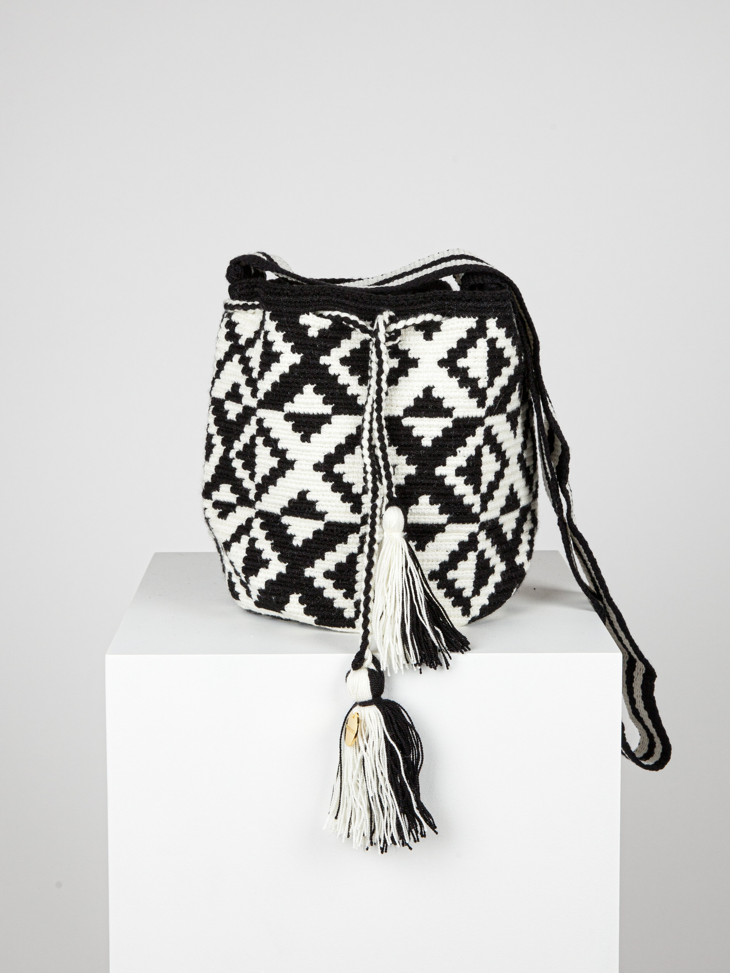 MEDIUM WAYUU PATTERNED BAG - BLACK AND WHITE 
