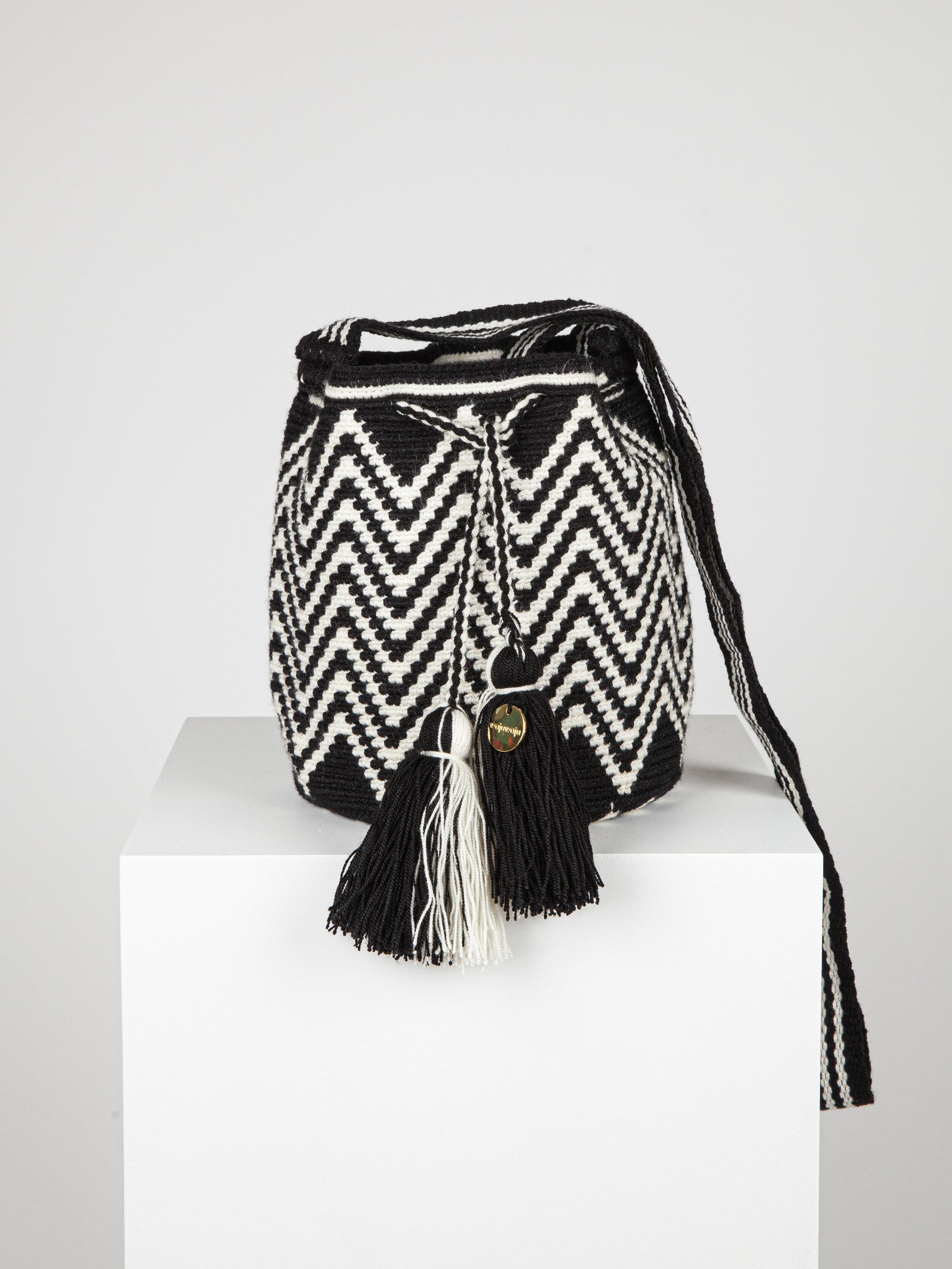 MEDIUM WAYUU PATTERNED BAG - BLACK ZIGZAG