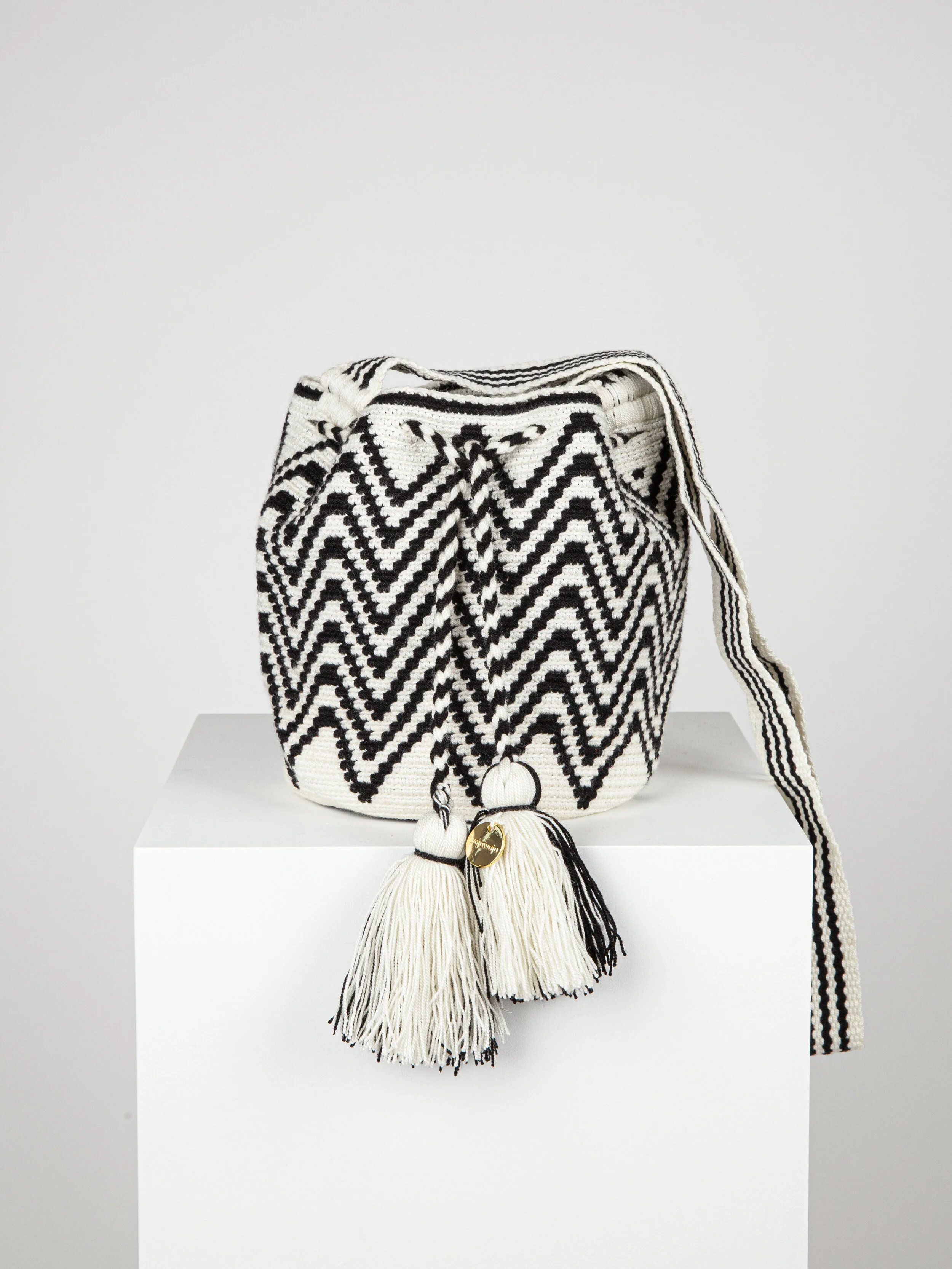 MEDIUM WAYUU PATTERNED BAG - WHITE -BLACK ZIGZAG