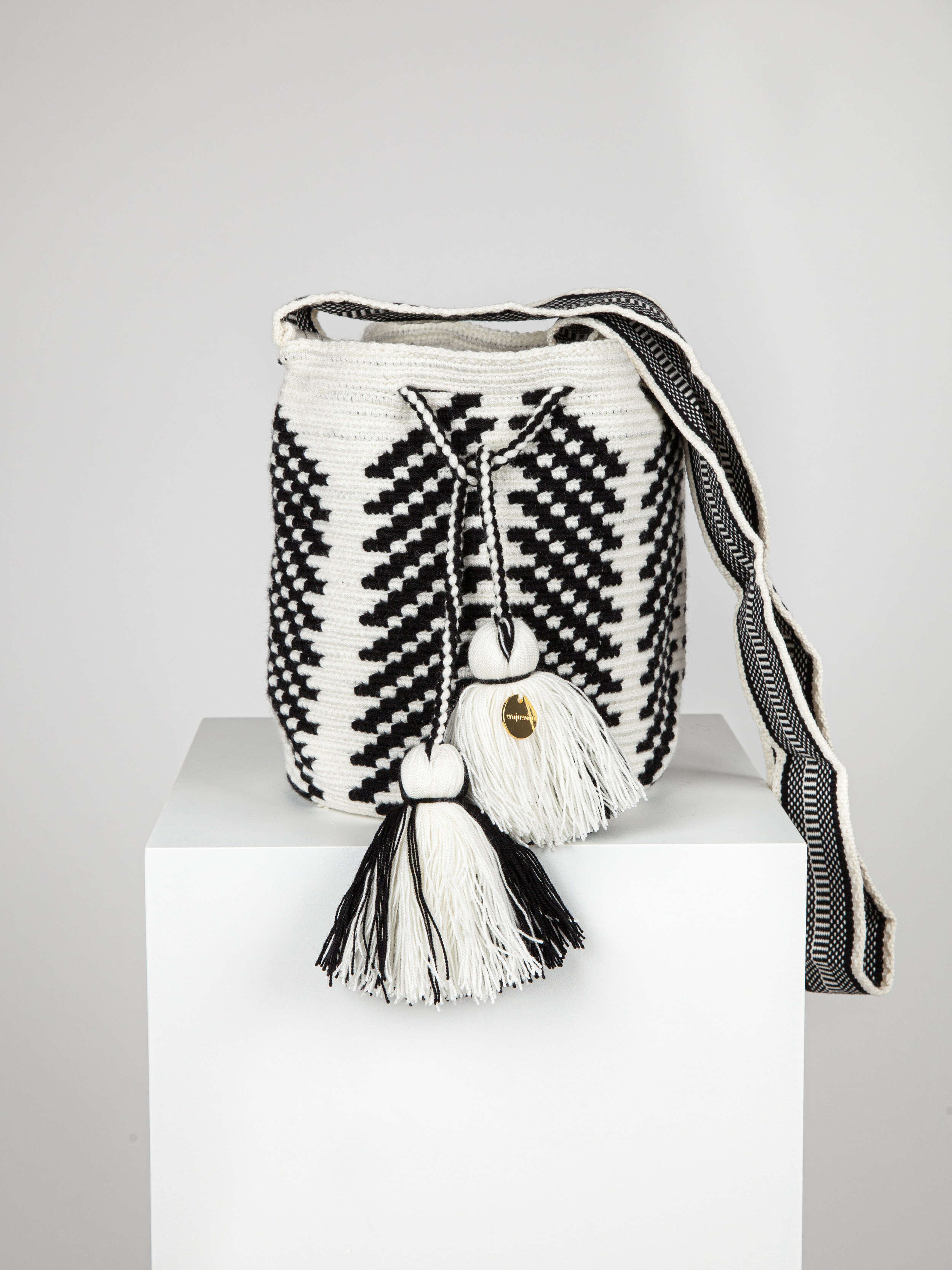 MEDIUM WAYUU PATTERNED BAG - BLACK LINES