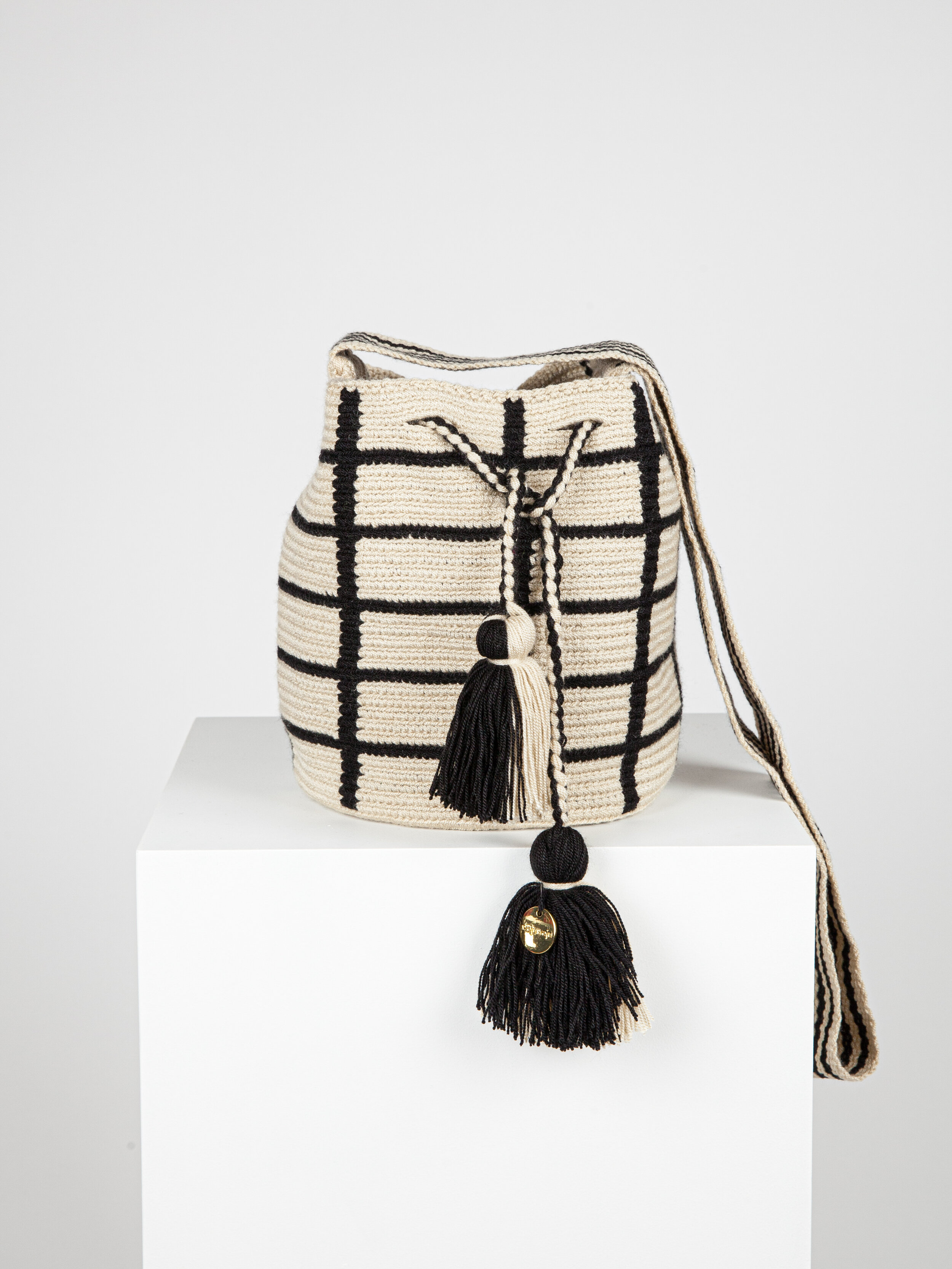 MEDIUM WAYUU PATTERNED BAG - BLACK LINES