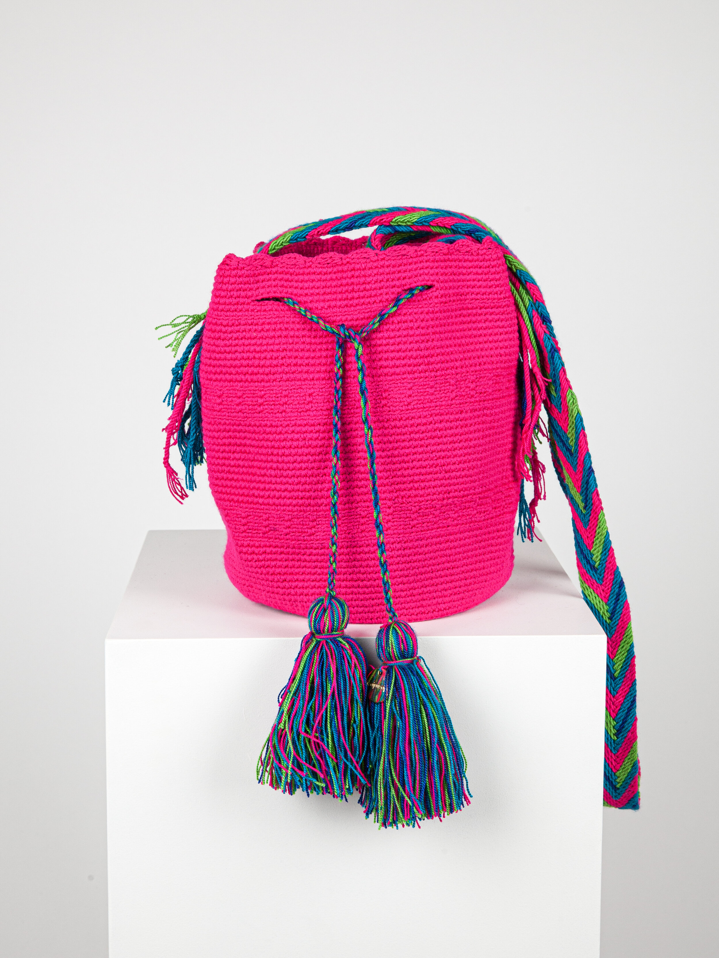 MEDIUM WAYUU UNI-COLOUR BAG - NEON PURPLE