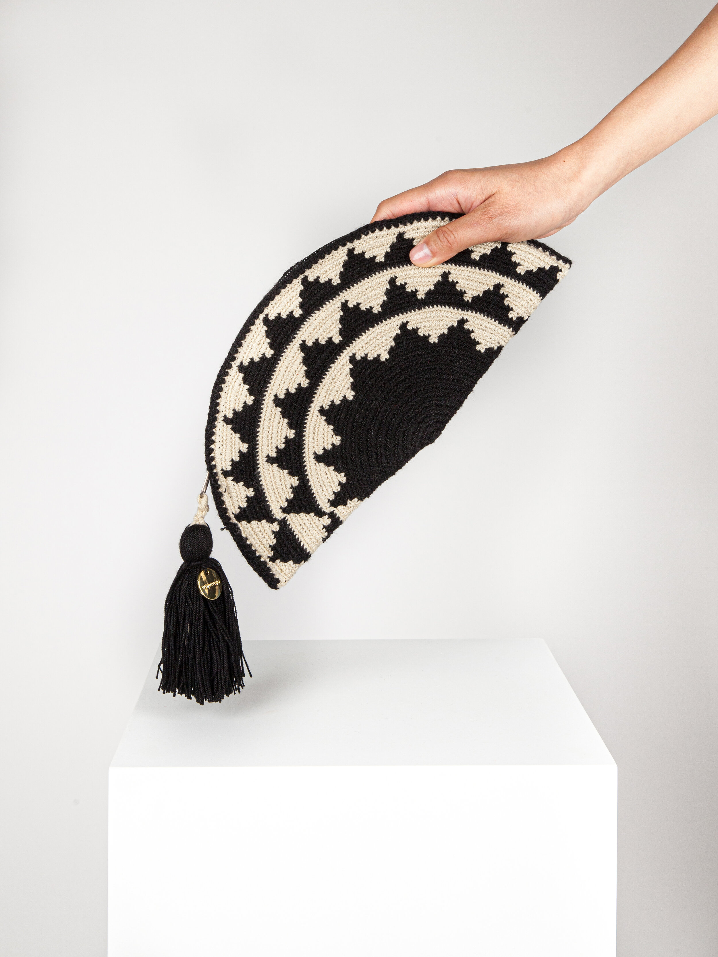 WAYUU MOON CLUTCH - BLACK / BEIGE