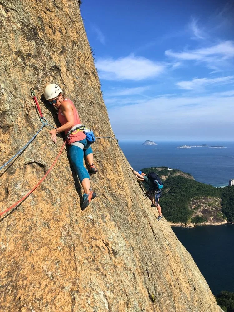 Climbers on a horizontal section of Italianos com Secundo on Sugarloaf Mountain