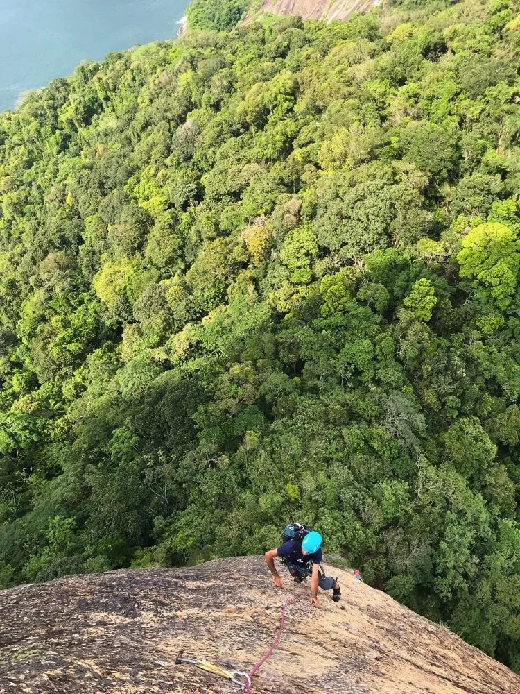 Climber moving confidently on Italianos com Secundo on Sugarloaf Mountain