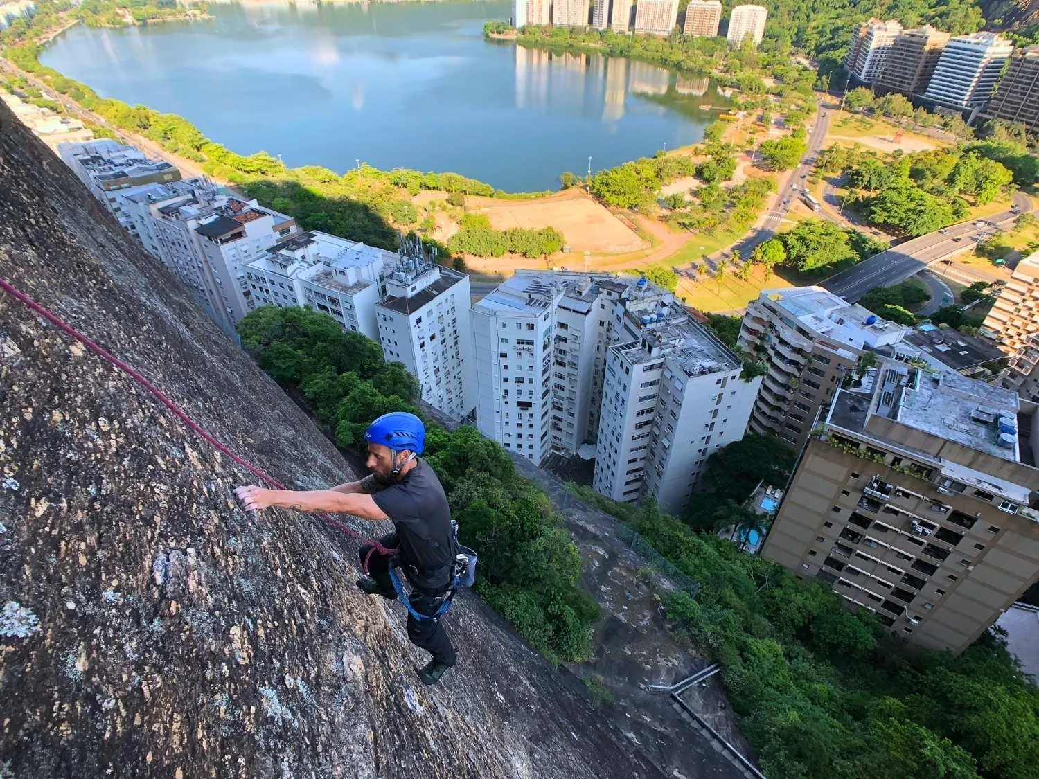 guided-rock-climbing-on-morro-do-cantagalo-rio-de-janeiro.jpg