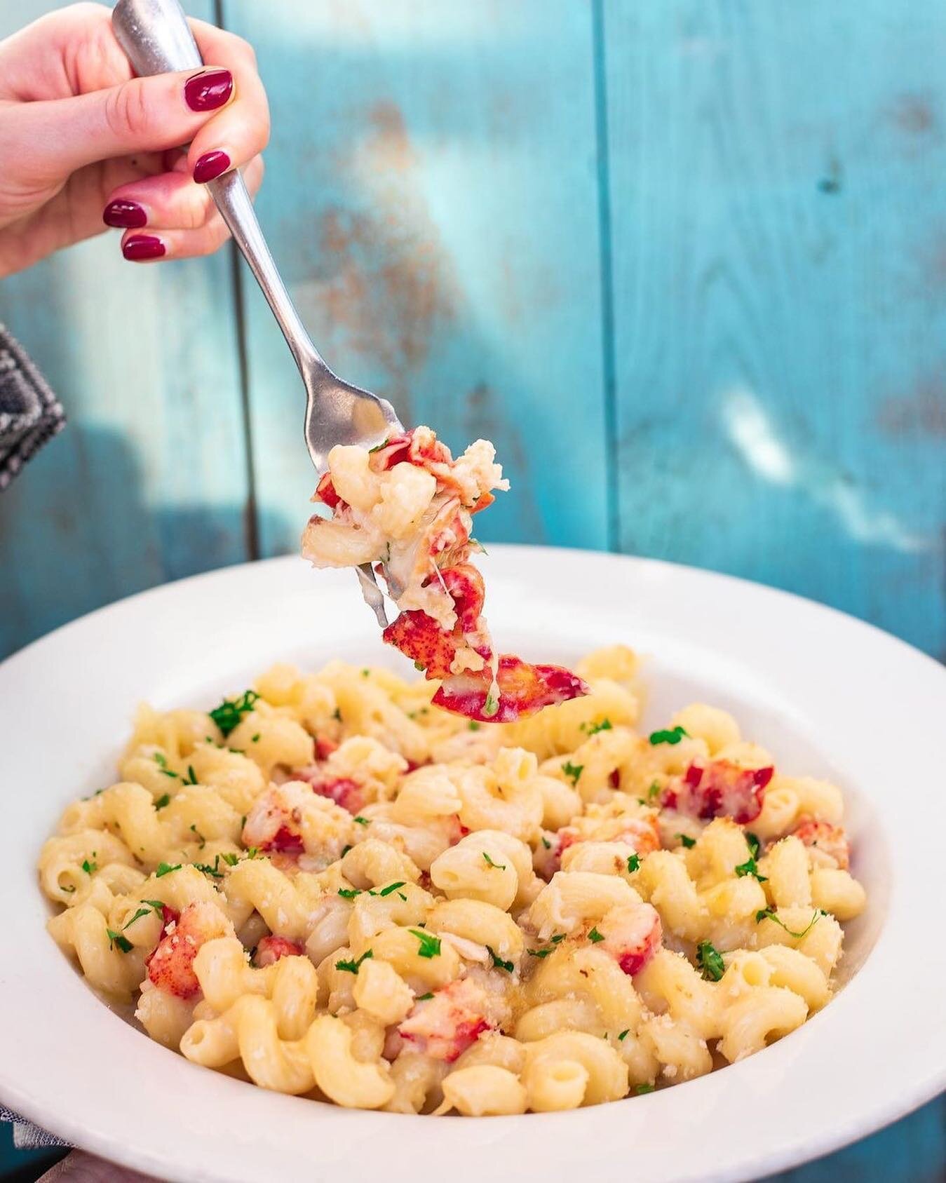 You know we had to bring back our famous LOBSTER MAC &amp; CHEESE! 🤤🤤🤤 Get this cheesy goodness in your belly tonight 👉 we&rsquo;re open for dine-in, takeout &amp; delivery till 10pm! #lobstermacncheese #dinnertime #hungry #feedme #hstreet #dcfoo